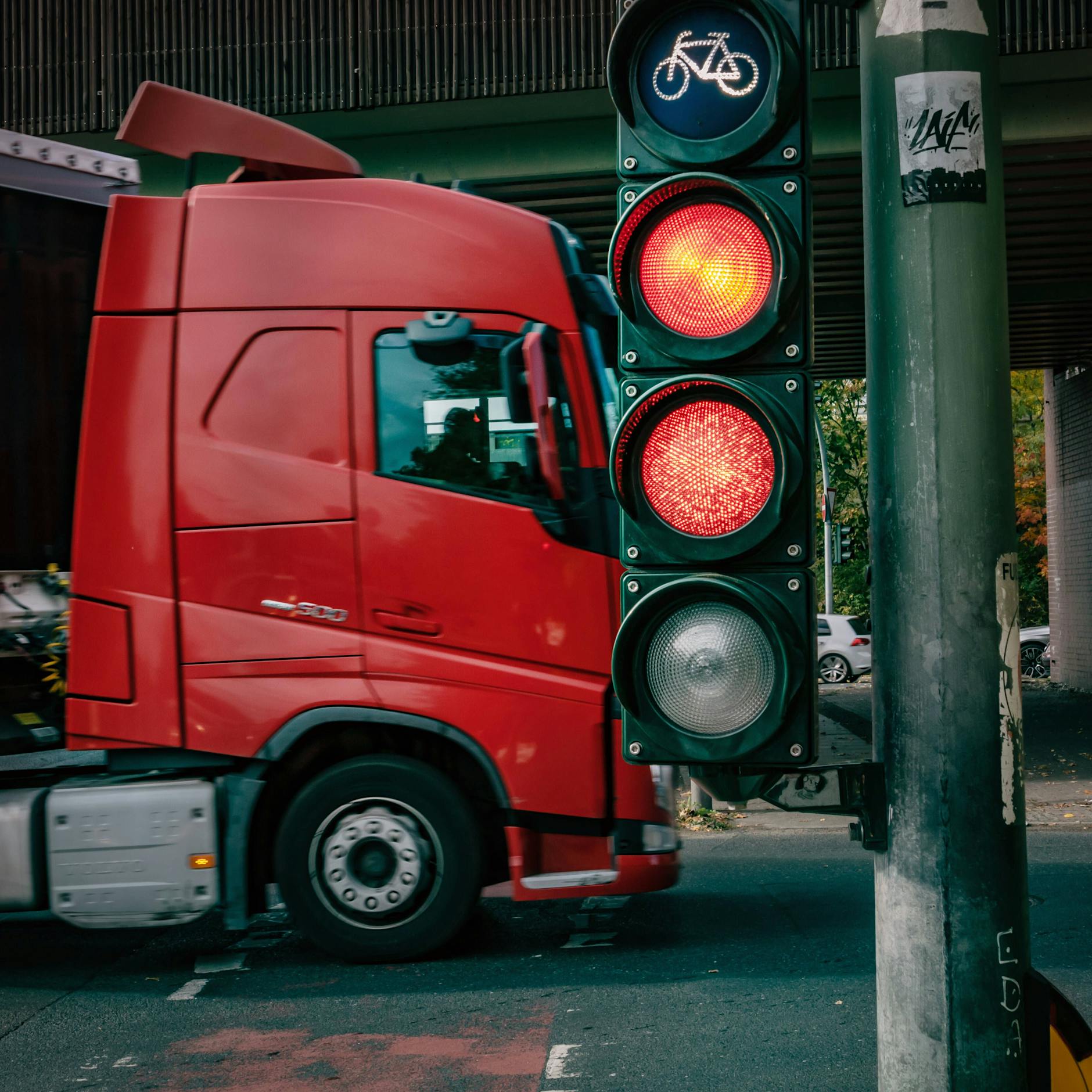 Unfall in Weißensee: LKW fährt Seniorin tot – und begeht Fahrerflucht!