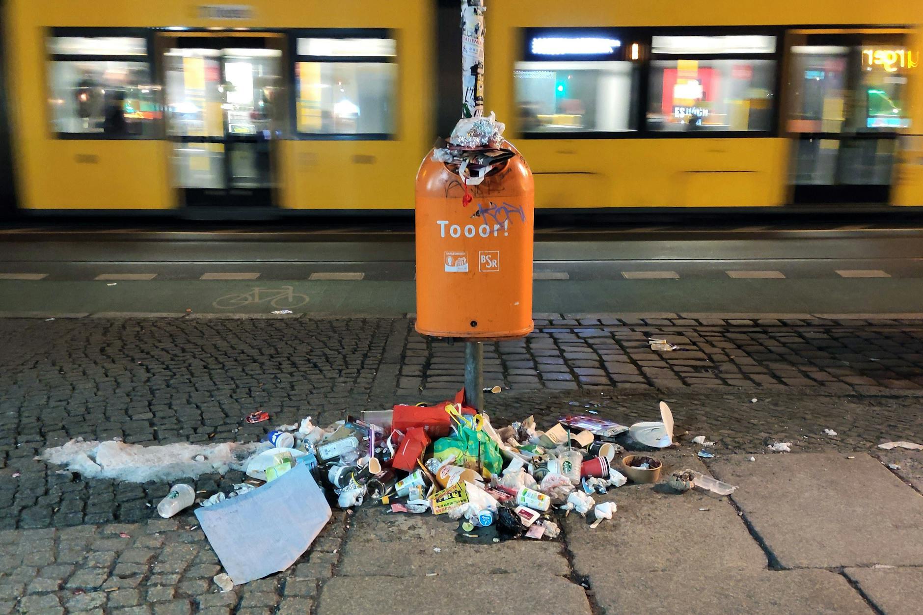 Müll neben einem Abfalleimer.