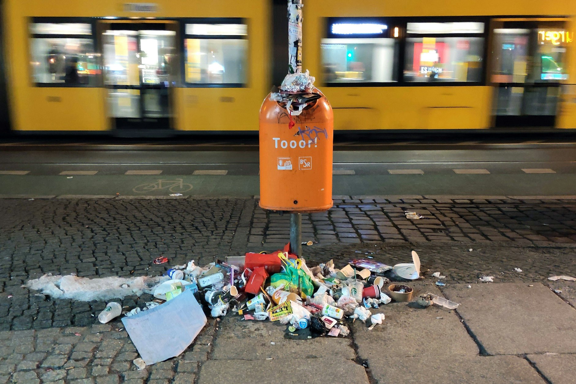 Müll neben einem Abfalleimer.