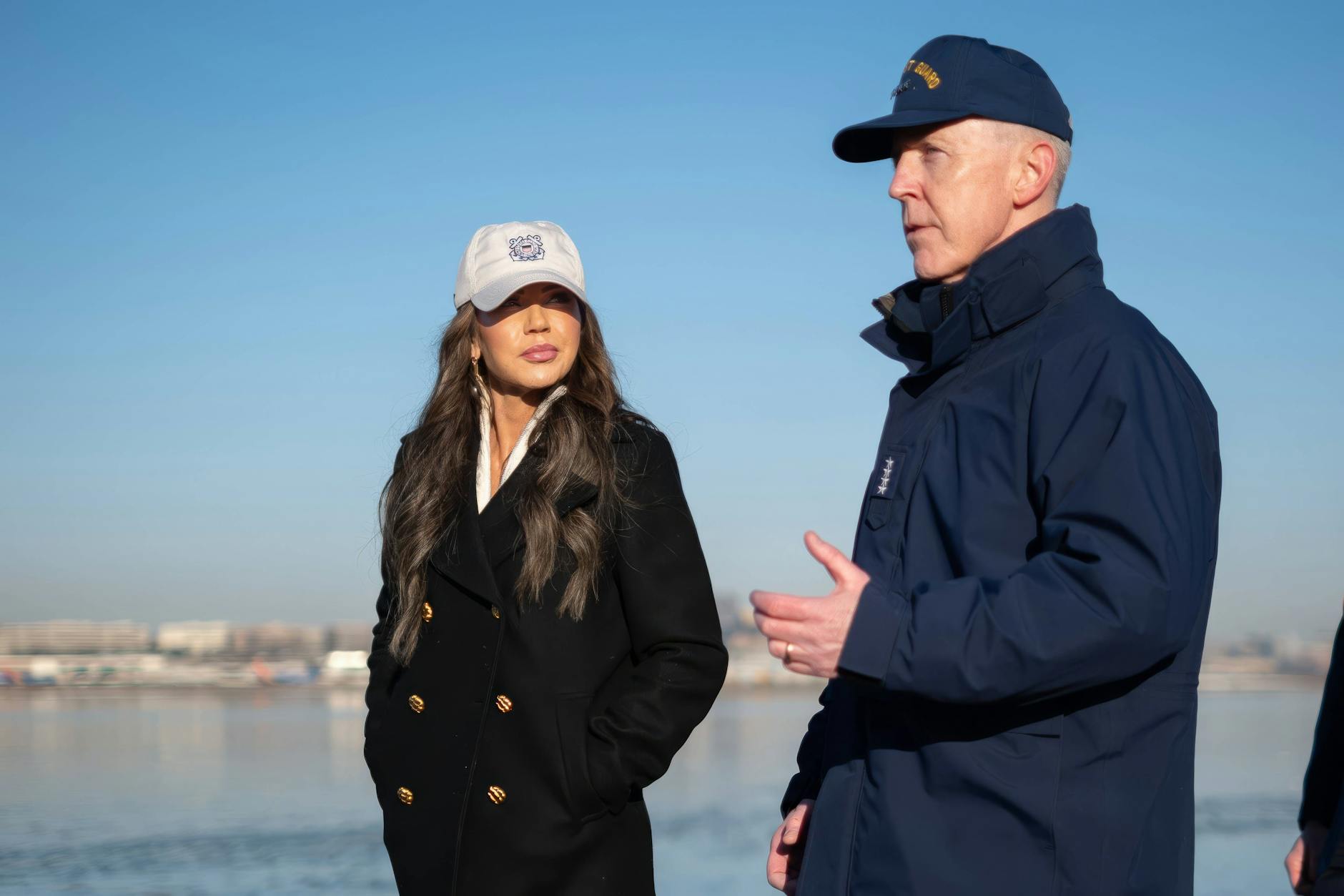 Heimatschutzministerin Kristi Noem (l.) und der amtierende Kommandant der US-Küstenwache, Kevin Lunday