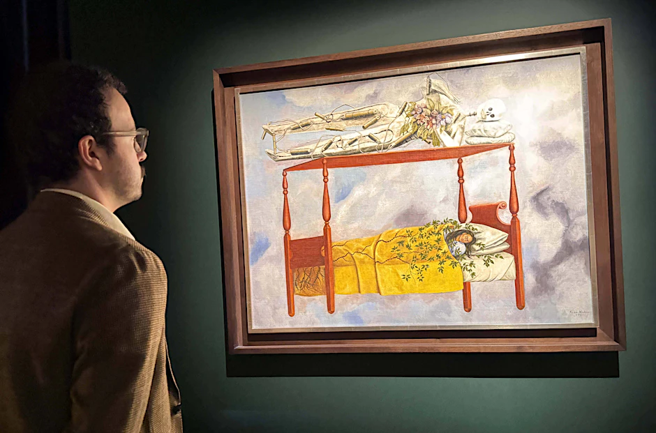 Ein Mann betrachtet das Gemälde „El sueño (la cama)“ der Künstlerin Frida Kahlo.