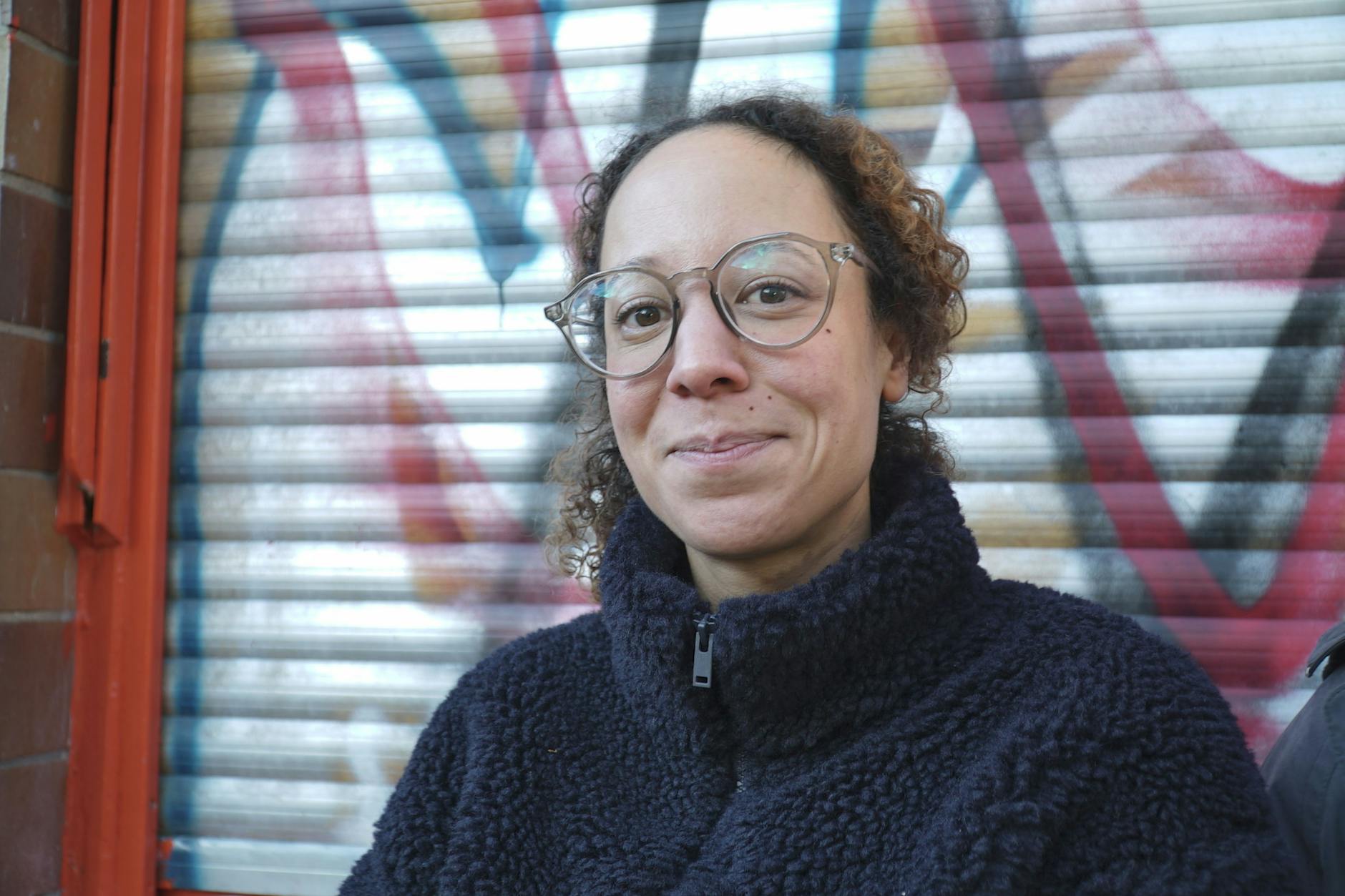 Louise will bald eine Konditorei eröffnen. Das Pläneschmieden hilft gegen Winterdepressionen, der Saunabesuch auch.