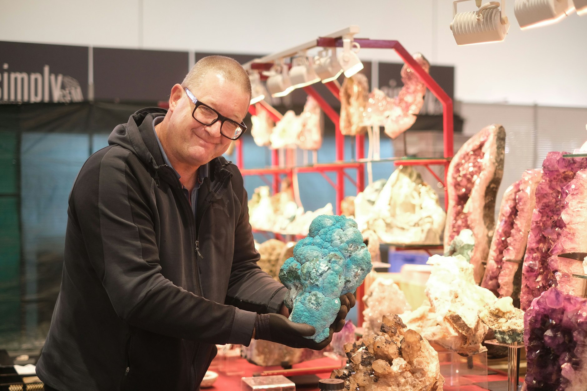 Roy R. Jansen zeigt türkisfarbene Knollen aus dem Kongo. Zu jedem Stück hat er jede Menge zu erzählen.