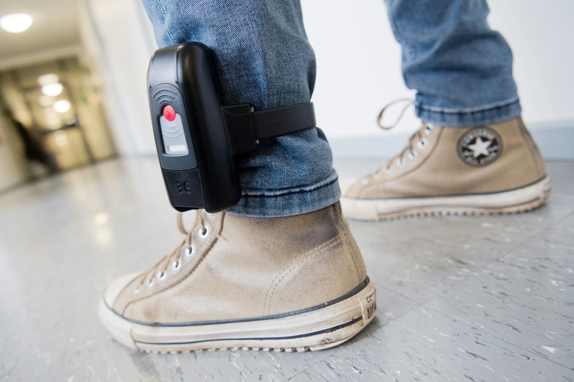 Ein Mann trägt eine elektronische Fußfessel (Symbolfoto).