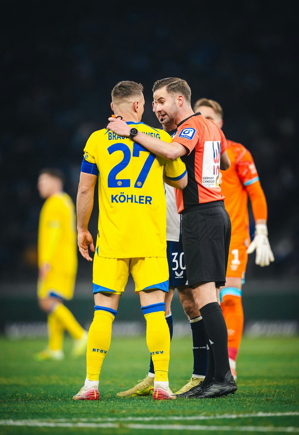 DFB-Spielregeln-bei-Hertha-Egal-Der-orange-Lacher-von-Schiri-Bacher