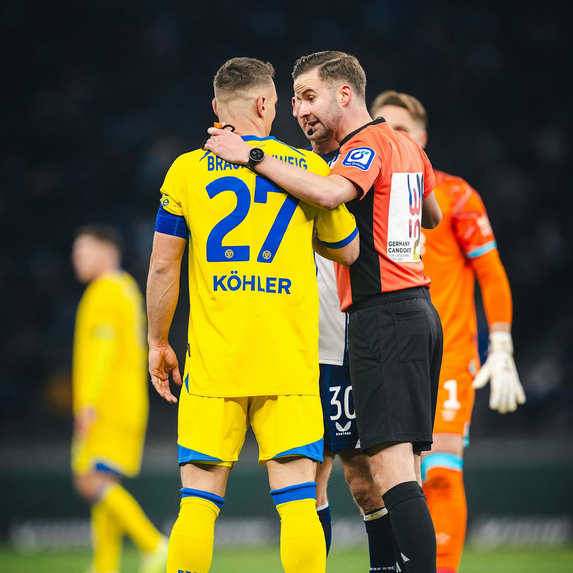 DFB-Spielregeln bei Hertha? Egal! Der orange Lacher von Schiri Bacher