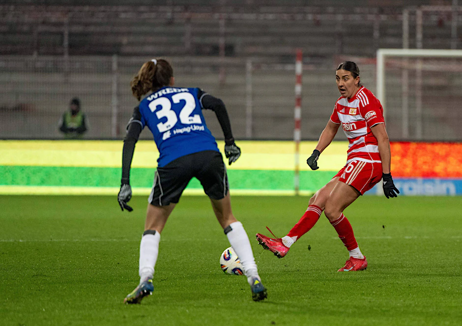 Marina Georgieva (r.) blieb eine Enttäuschung bei ihrem Startelfdebüt für den 1. FC Union Berlin gegen den HSV nicht erspart.