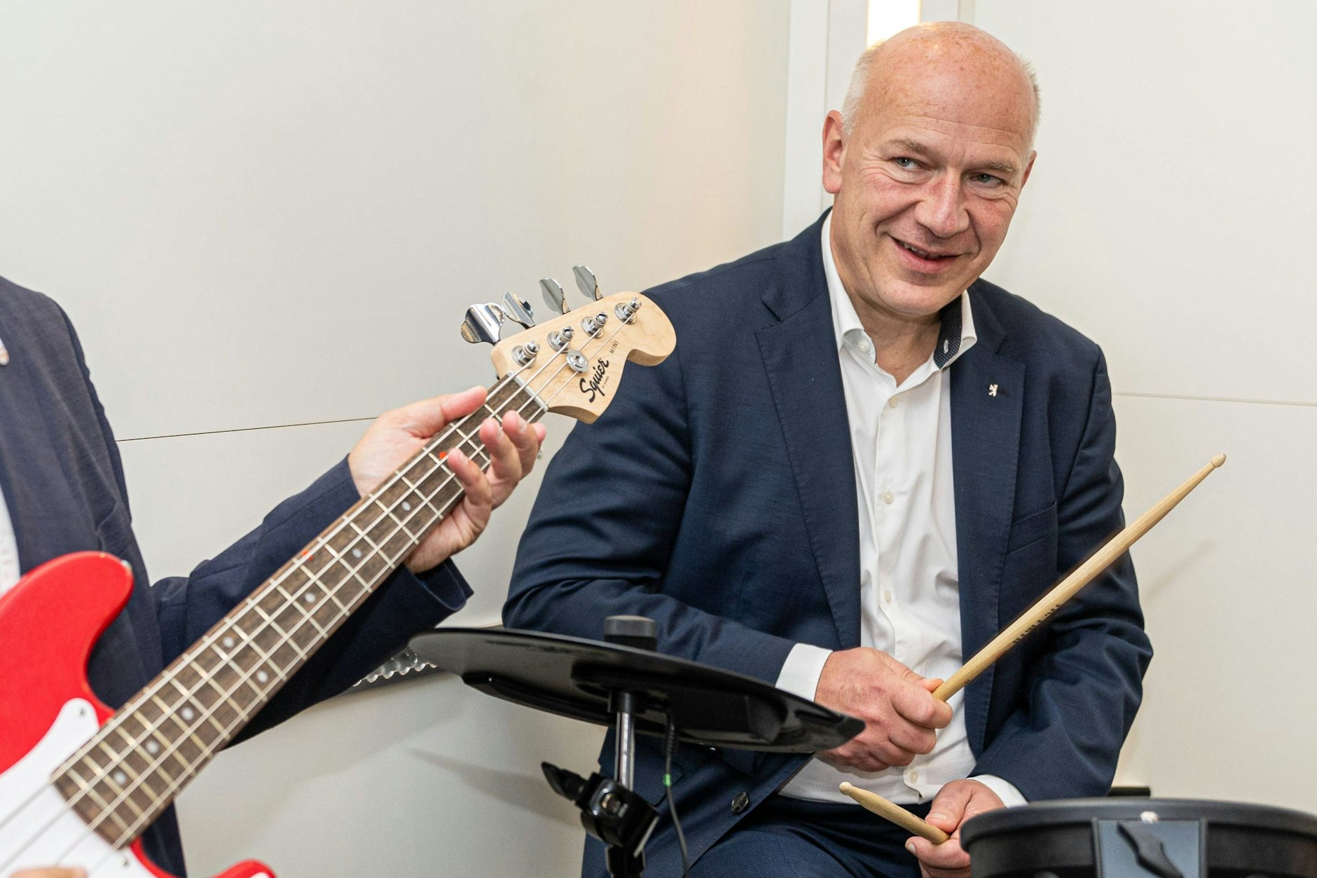 Kai Wegner, Regierender Bürgermeister von Berlin, beim Besuch einer Musikschule in der Spandauer Zitadelle