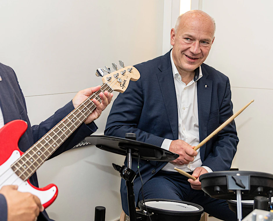 Jetzt gibt es Geld für Musiklehrer, Hebammen, Suchtkranke und Schlaganfall-Mobile