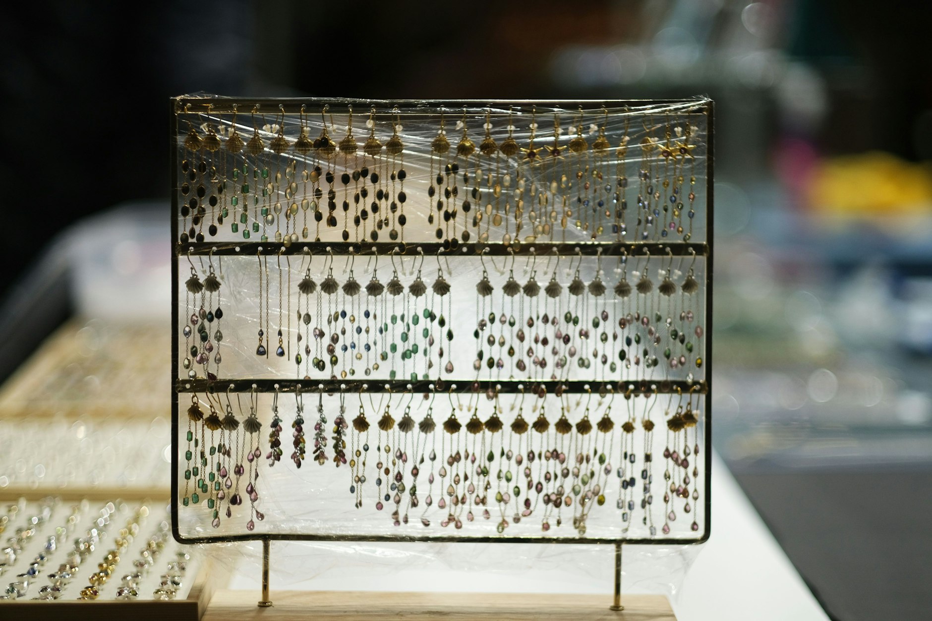 Filigraner Schmuck mit Edelsteinen.