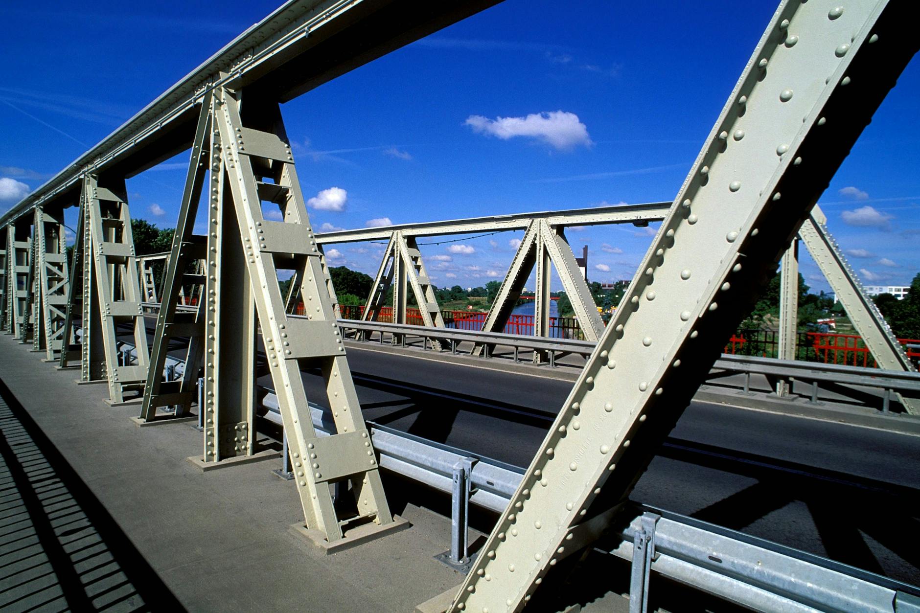 Die Baumschulenbrücke in Berlin-Treptow, hier müssen Autofahrer ab Freitag lange warten, eine Baustellenampel regel abwechselnd den Verkehr.