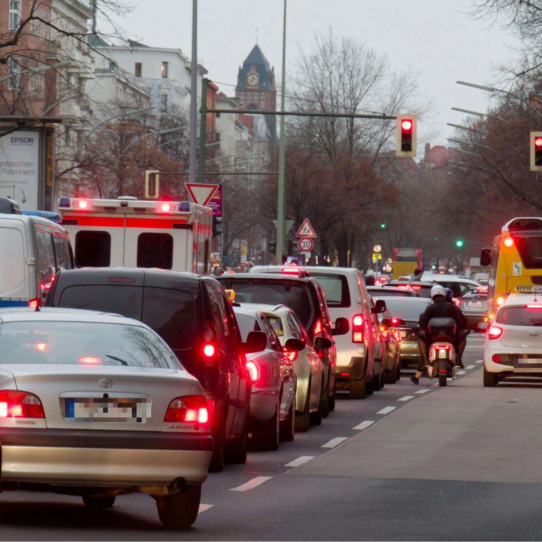 Image - Sonnenallee gesperrt! Hier stockt der Verkehr am Freitag in Berlin