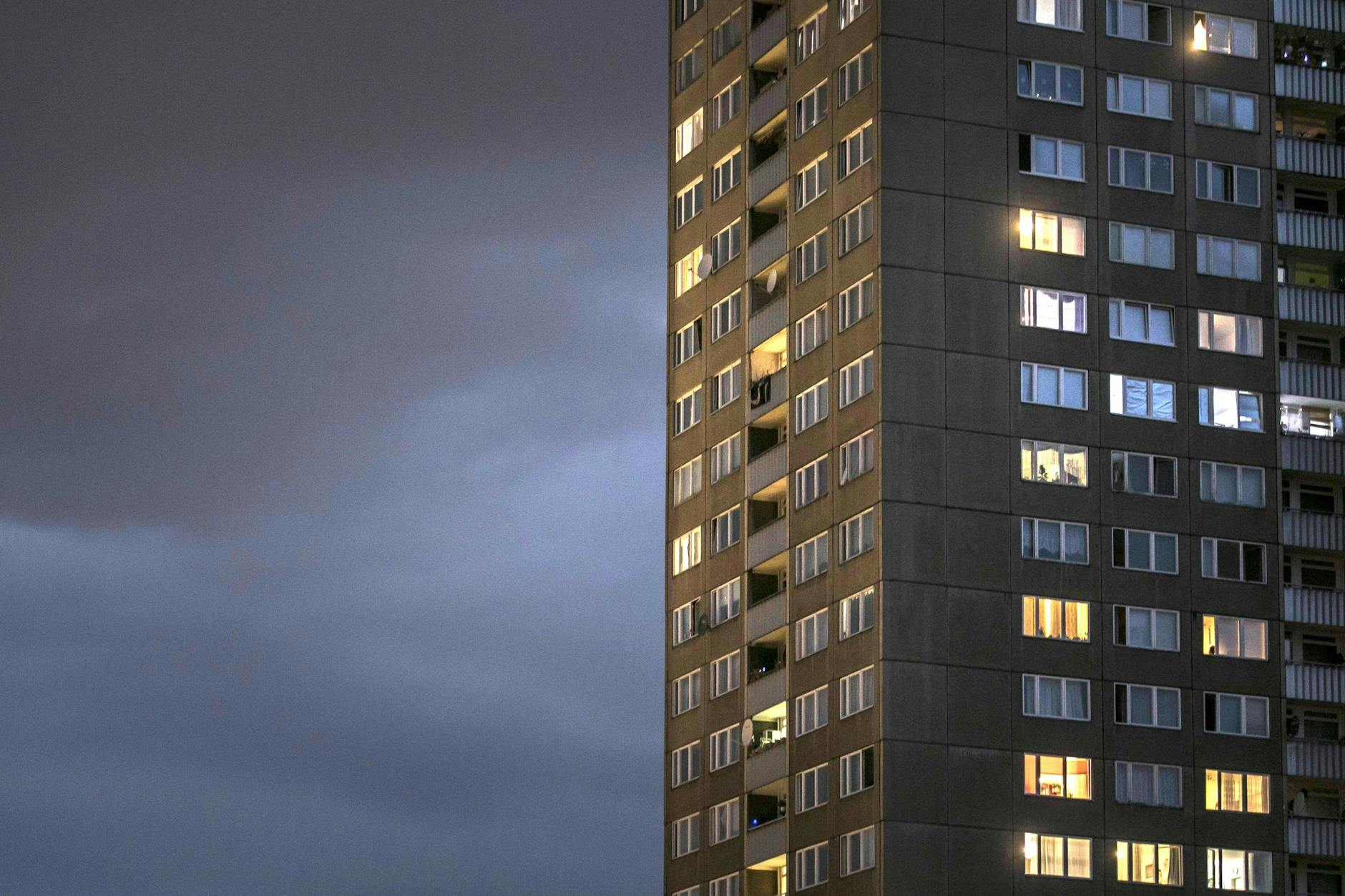 Blick auf einen Wohnbau der landeseigenen Wohnungsgesellschaften in Lichtenberg. Es ziehen dunkle Wolken auf: In Berlin drohen drastische Mietsteigerungen.