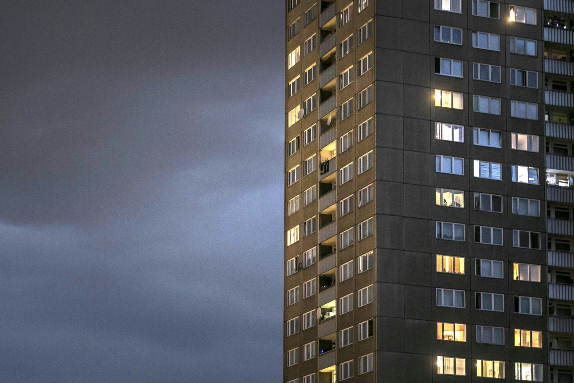 Blick auf einen Wohnbau der landeseigenen Wohnungsgesellschaften in Lichtenberg. Es ziehen dunkle Wolken auf: In Berlin drohen drastische Mietsteigerungen.
