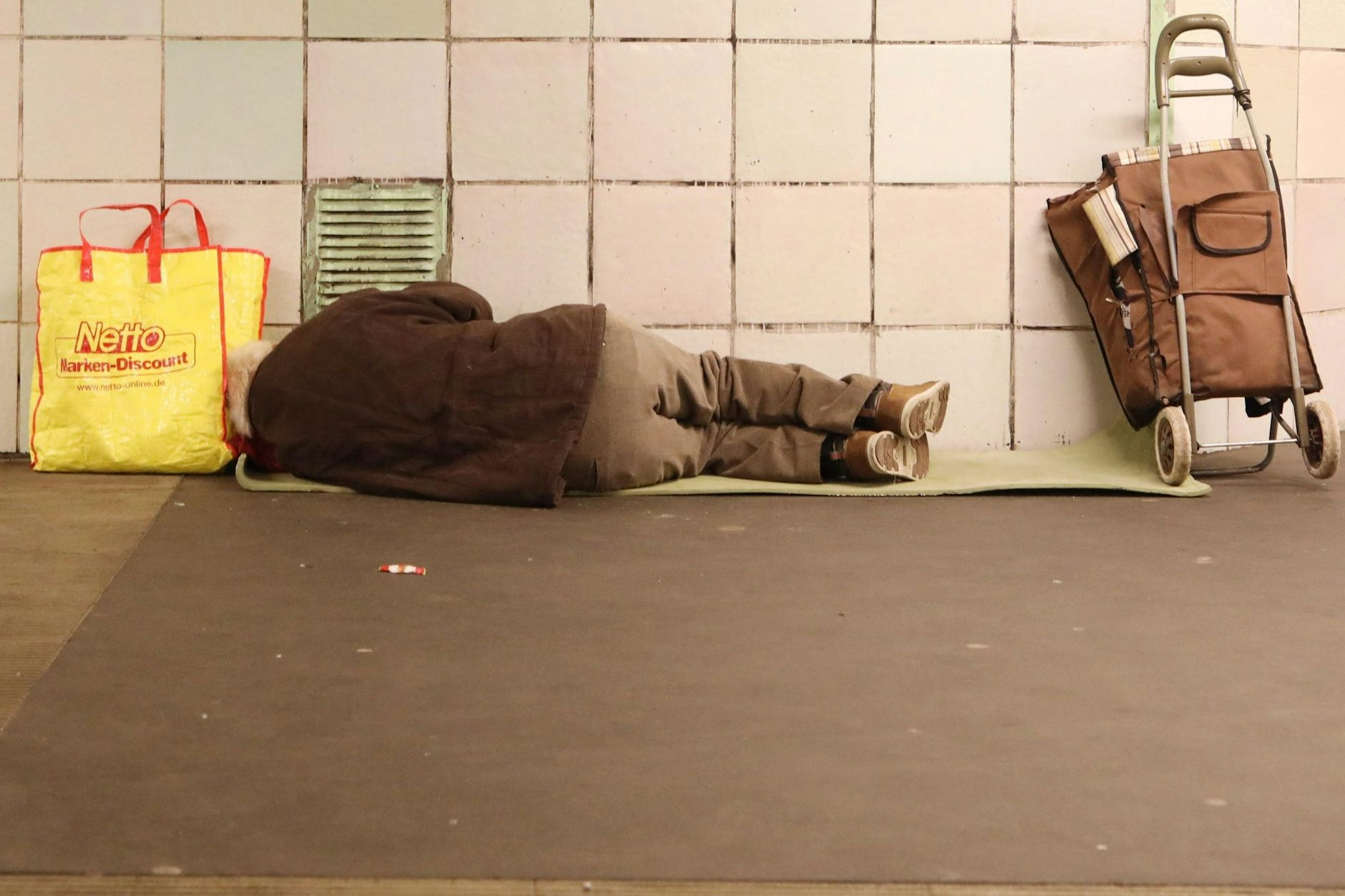 Ein Obdachloser schläft im Bahnhof Moritplatz in Berlin Kreuzberg.