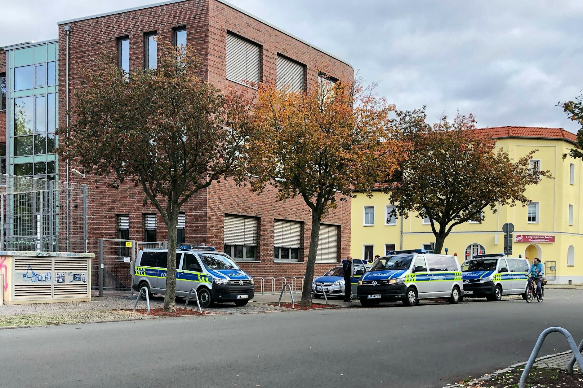 Im November 2023 war die Polizei in Köthen (Sachsen-Anhalt) wegen einer Bombendrohung gegen eine Schule im Einsatz.