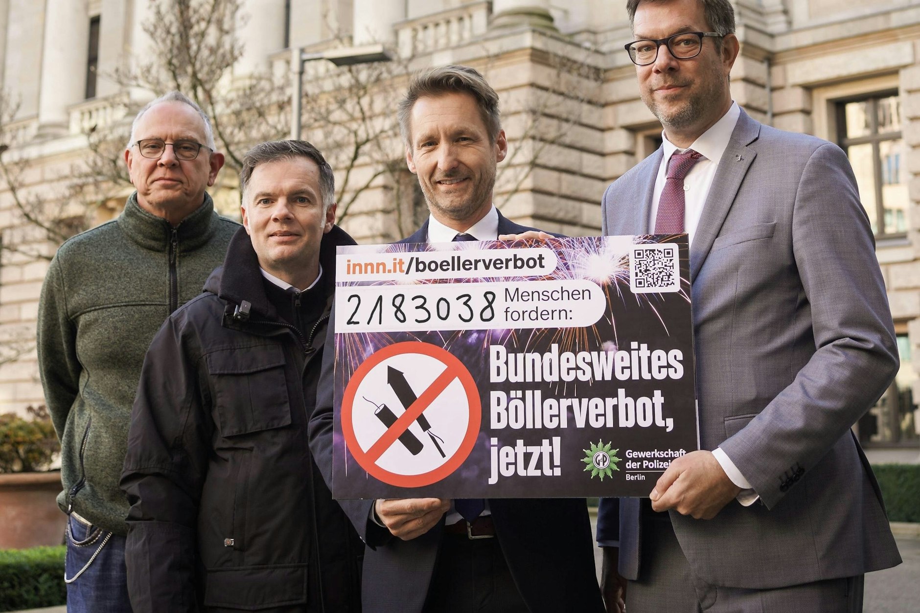 GdP-Landesvize Stephan Kelm (l), GdP-Landeschef Stephan Weh, Bremer Staatsrat Olaf Bull und Christian Hochgrebe (r), Staatssekretär für Inneres des Landes Berlin, setzen sich für ein bundesweites Böllerverbot ein.