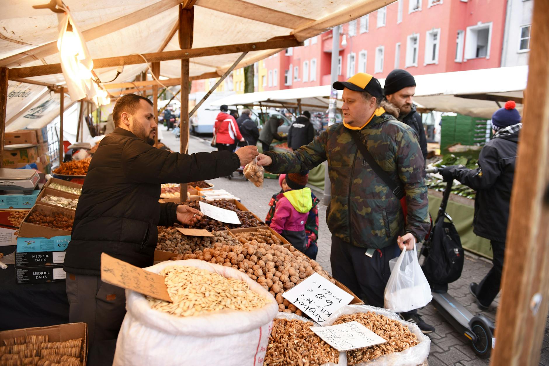 Der quirlige Wochenmarkt hat es den Straßen-Testern besonders angetan.