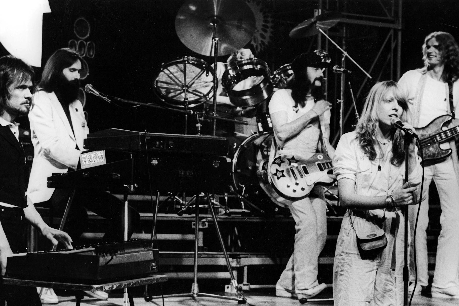 Tamara Danz mit der ersten Band-Besetzung (1980), die sich damals noch Familie Silly nannte. An der Gitarre: Thomas Fritzsching.