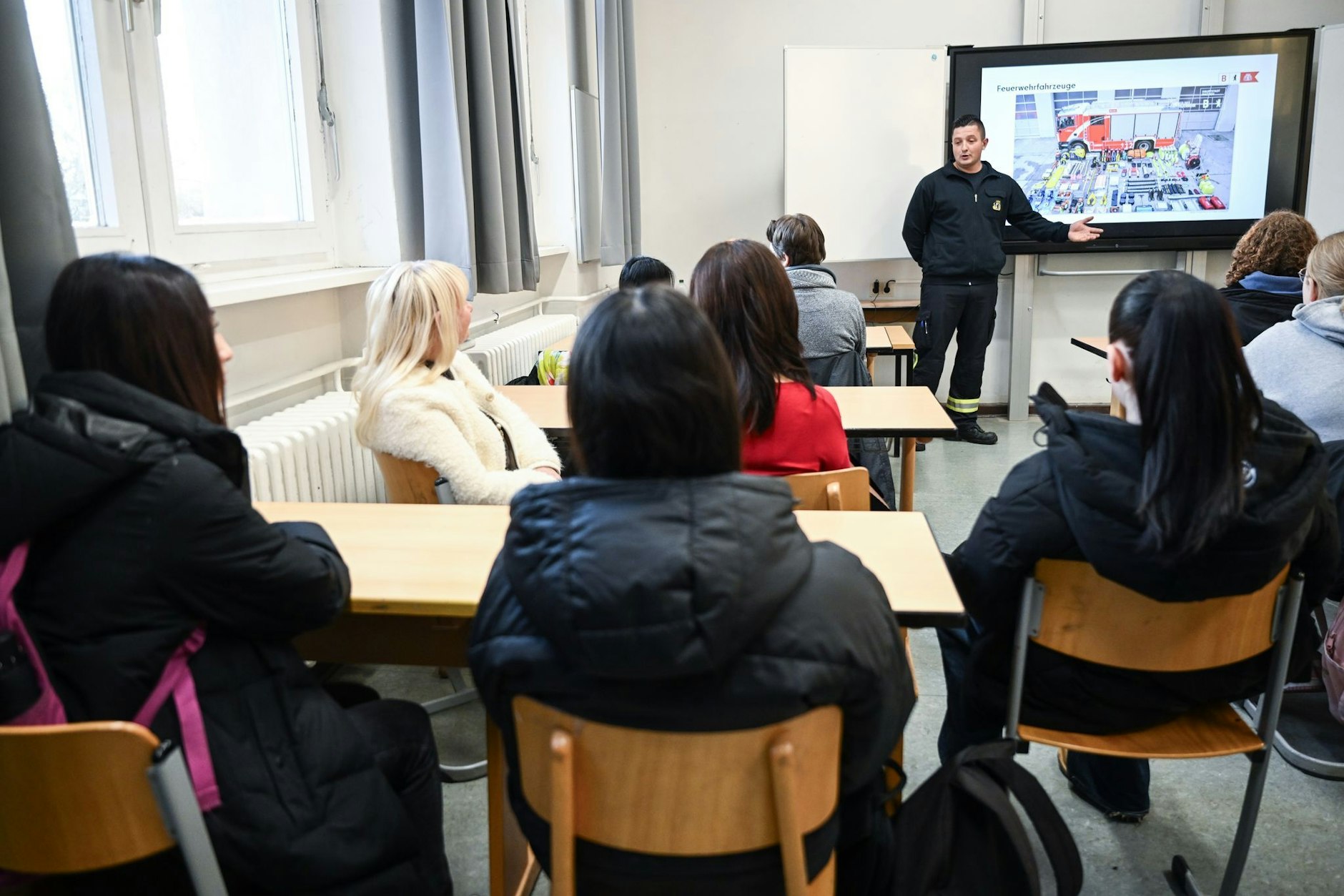 Feuerwehrmann Max Füting erklärt die Ausrüstung einer Feuerwehr bei dem Start des Wahlpflichtfachs „Retten und Schützen“.