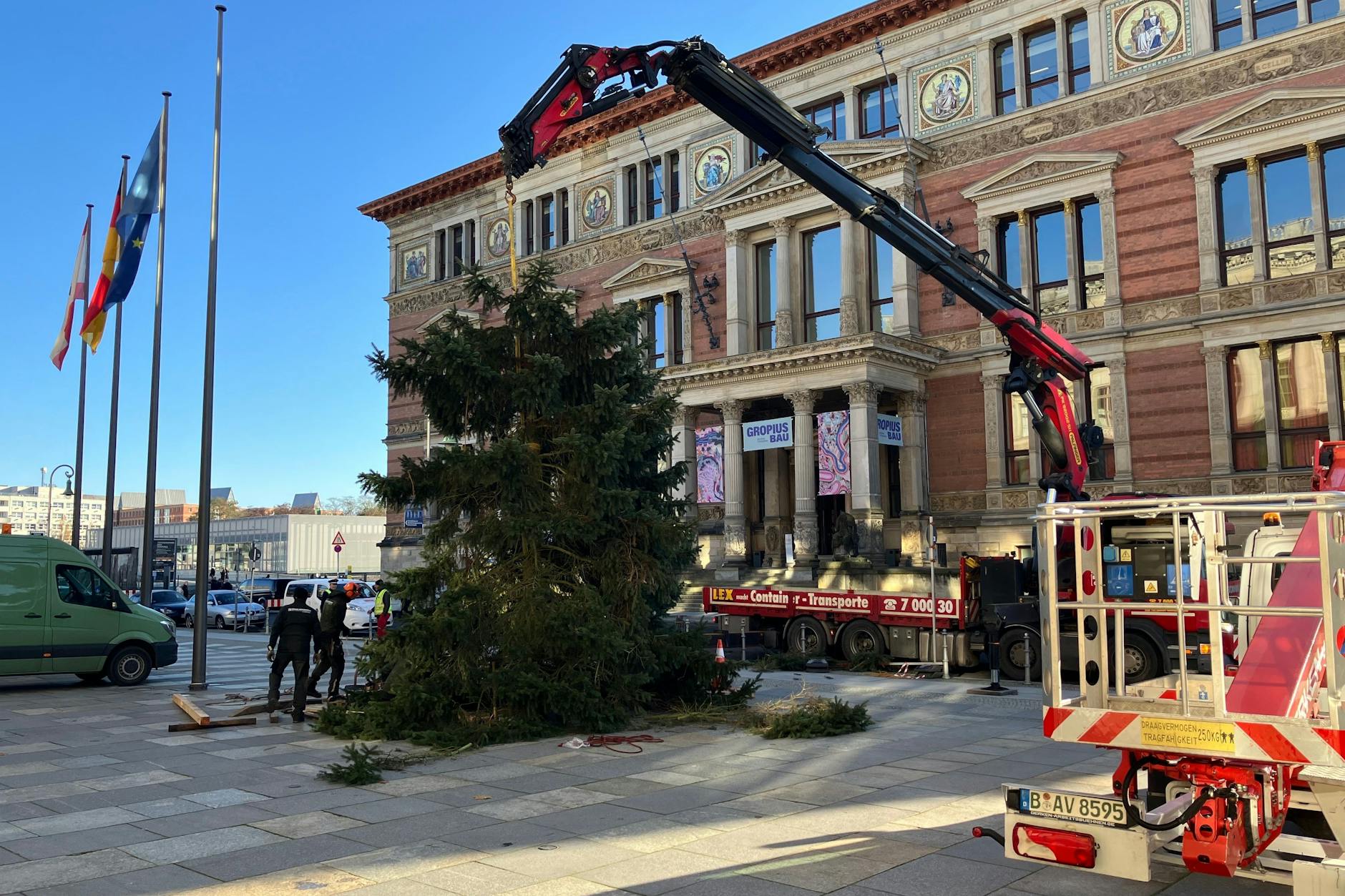Der Weihnachtsbaum vor dem Berliner Abgeordnetenhaus ist beim Aufbau durchgebrochen, steht nun dennoch in voller Größe, weil Arbeiter die Spitze mit Hilfe einer Metallkonstruktion auf dem unteren Teil befestigten.