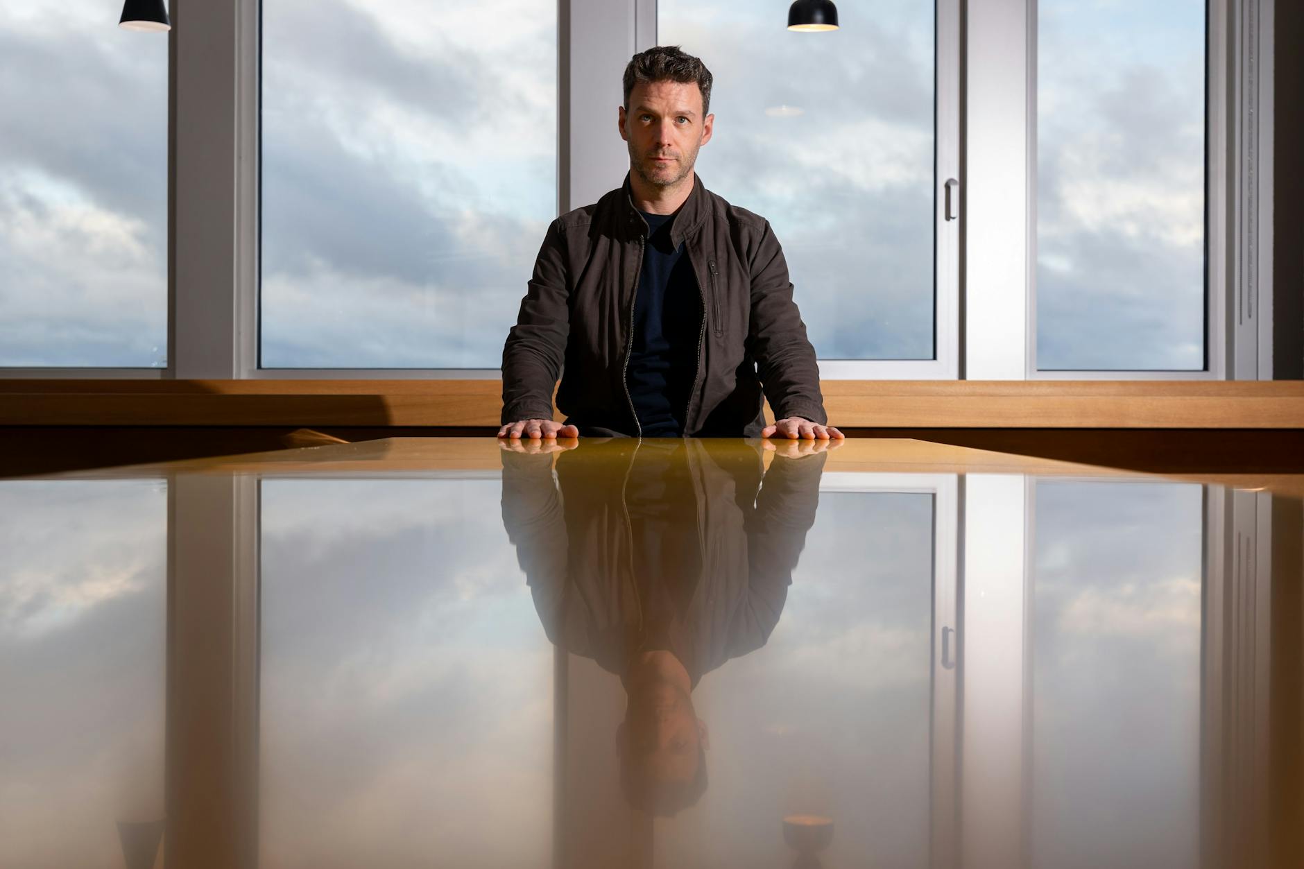 Andrew Lowenthal, Direktor von liber-net, untersucht die staatliche Finanzierung von NGOs und deren Einfluss auf die digitale Meinungsbildung in Deutschland.