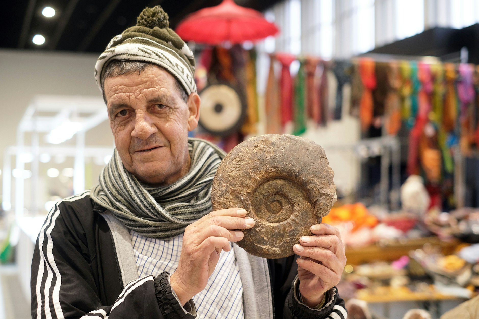 Bei Abdul kann man Fossilien aus der Sahara kaufen.