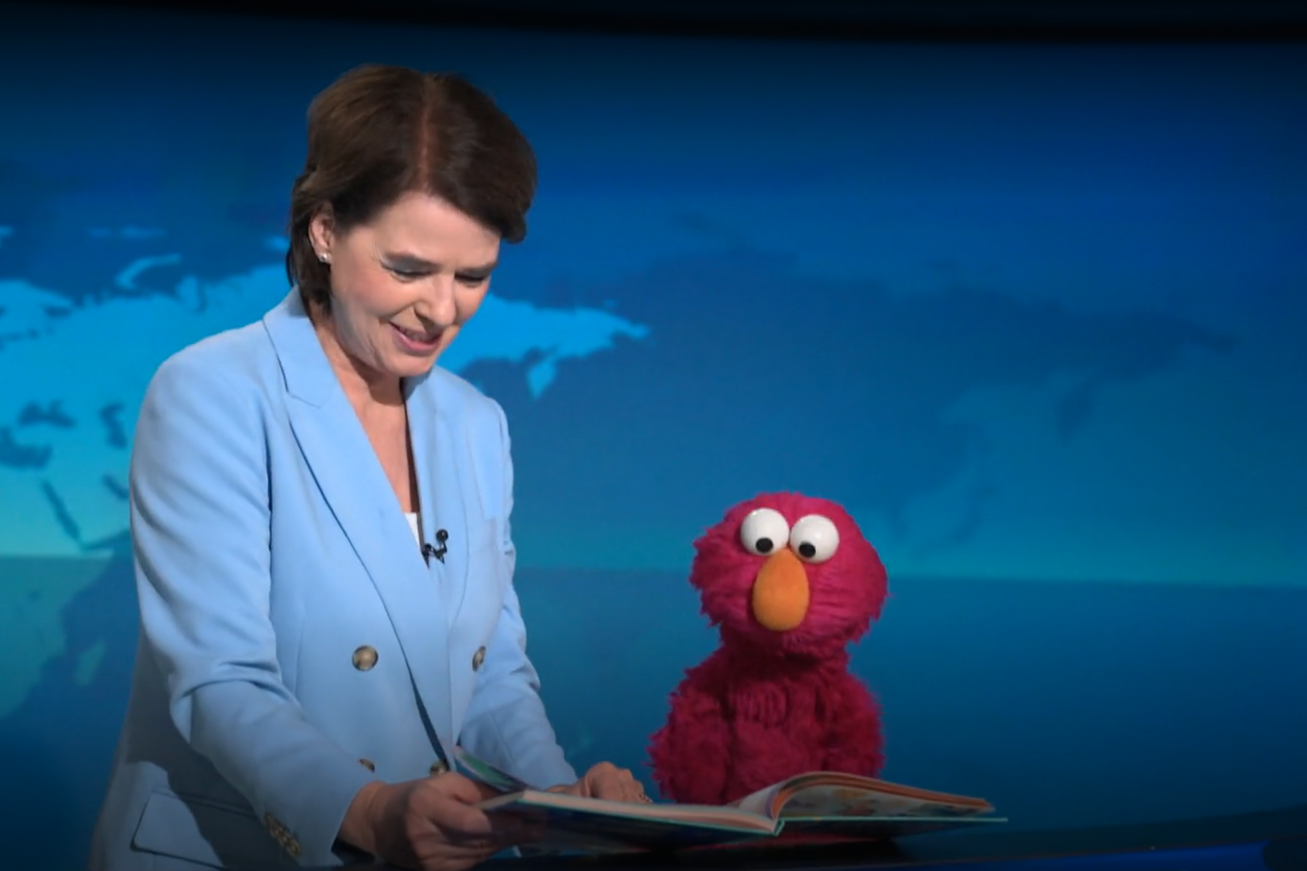 Susanne Daubner und Elmo in der „Tagesschau“ zum Vorlesetag.