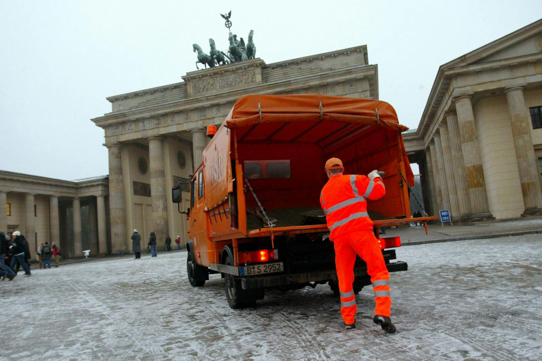 Die BSR kümmert sich um den Kampf gegen Schnee und Eis in der Hauptstadt. Aber nicht überall!