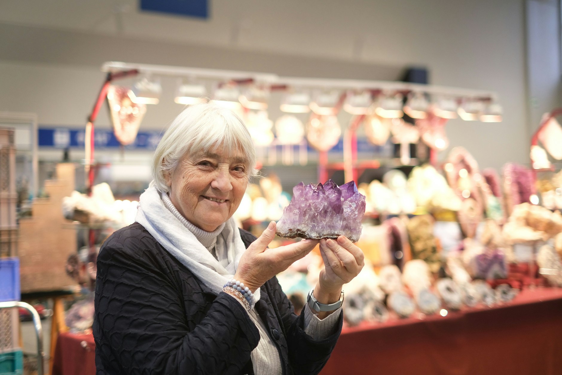 Seit 50 Jahren ein Herz für Steine: Doris Pfundt organisiert die Messe Mineralis. Ihr Lieblngsstein ist der Bergkristall, auch wenn die Chefin hier einen Amethyst hält.