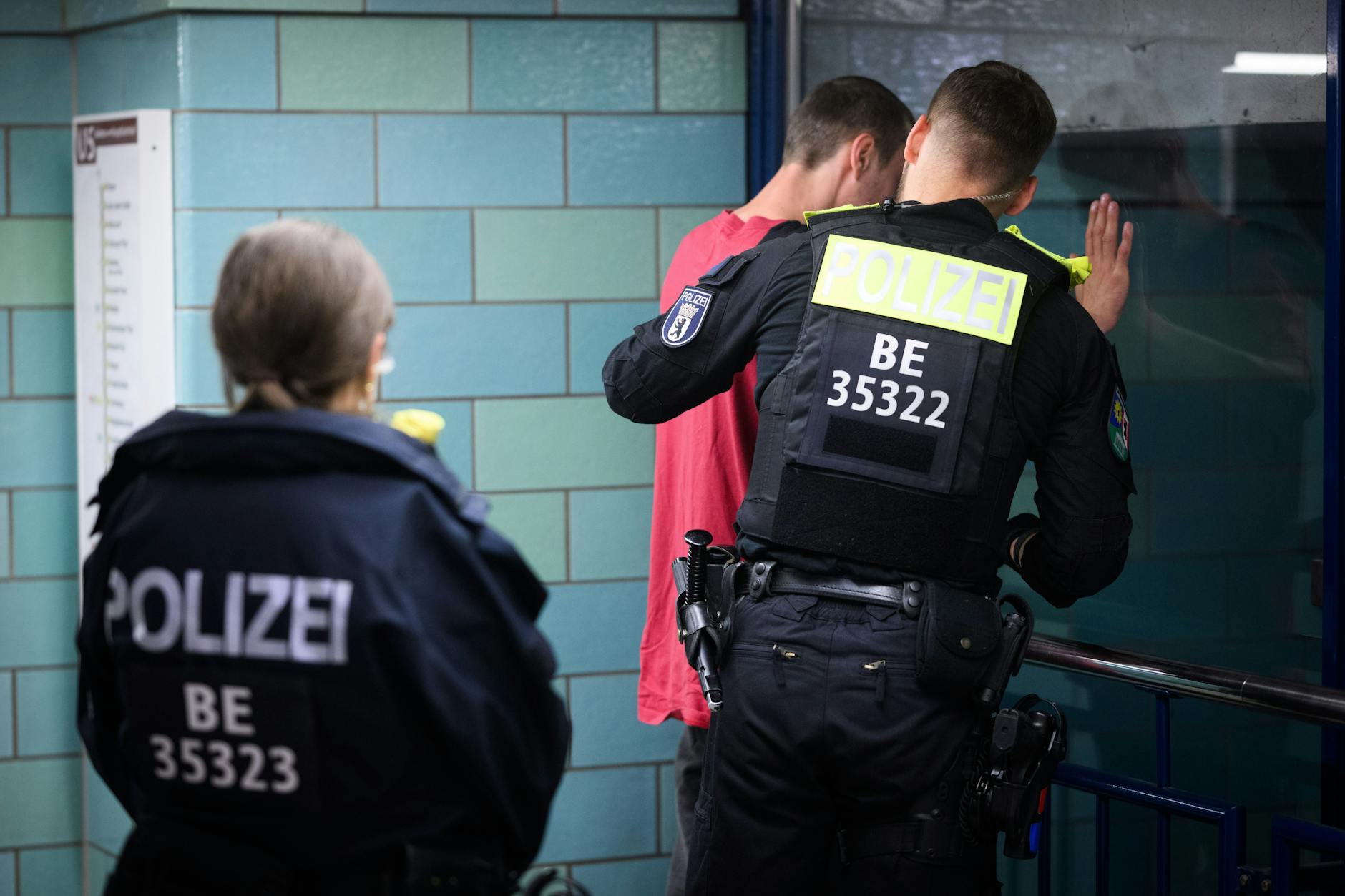 Polizeibeamte kontrollieren am Bahnhof Alexanderplatz zu Beginn des Waffenverbots in Berliner U-Bahnen einen Mann