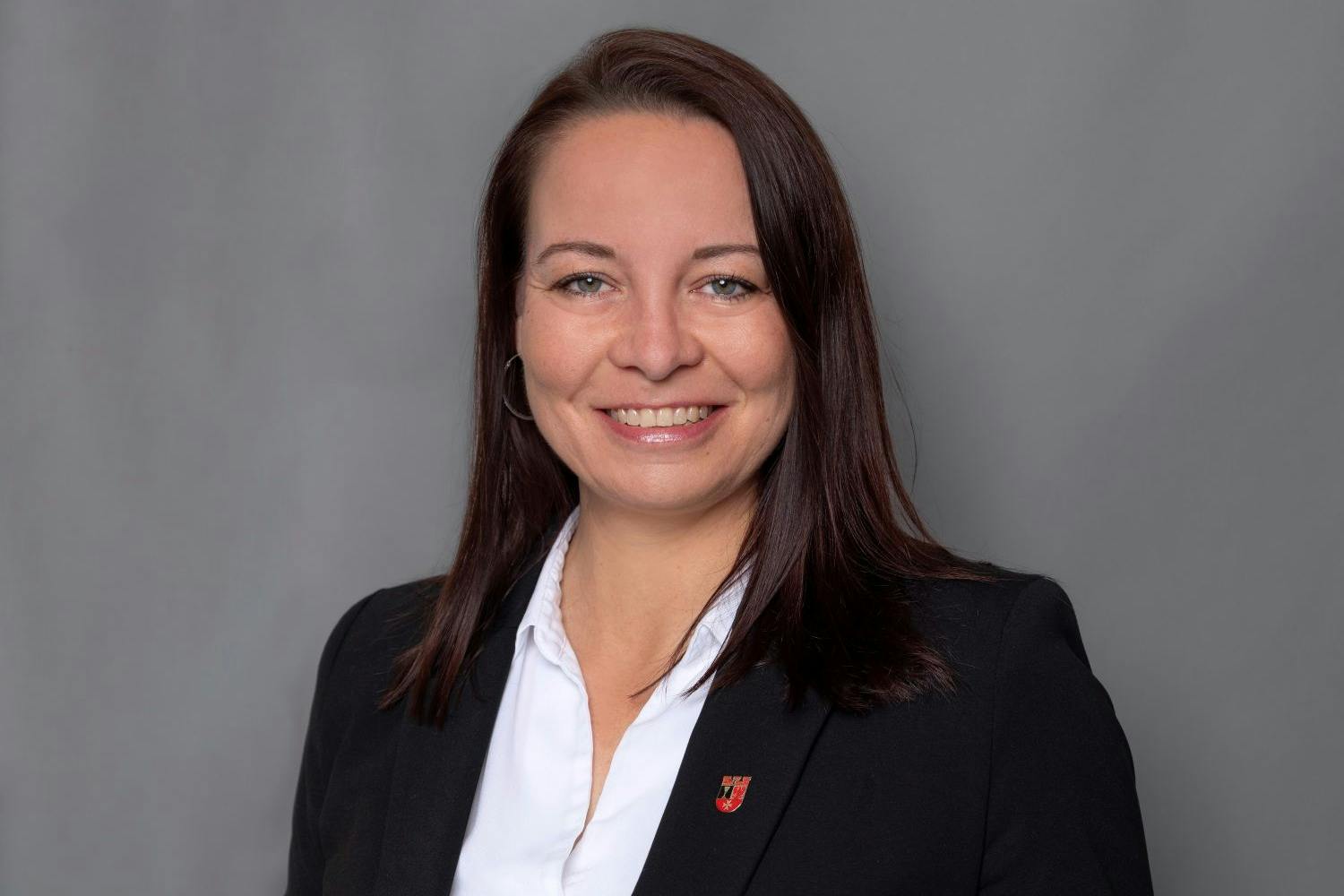 Janine Wolter wurde 1981 geboren und ist Mutter einer Tochter. Die Stadträtin für Bildung. Kultur und Sport soll neue Bezirksbürgermeisterin von Neukölln werden.