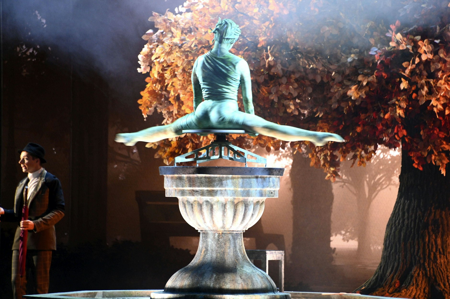 Eine Bronzestatue macht Spagat