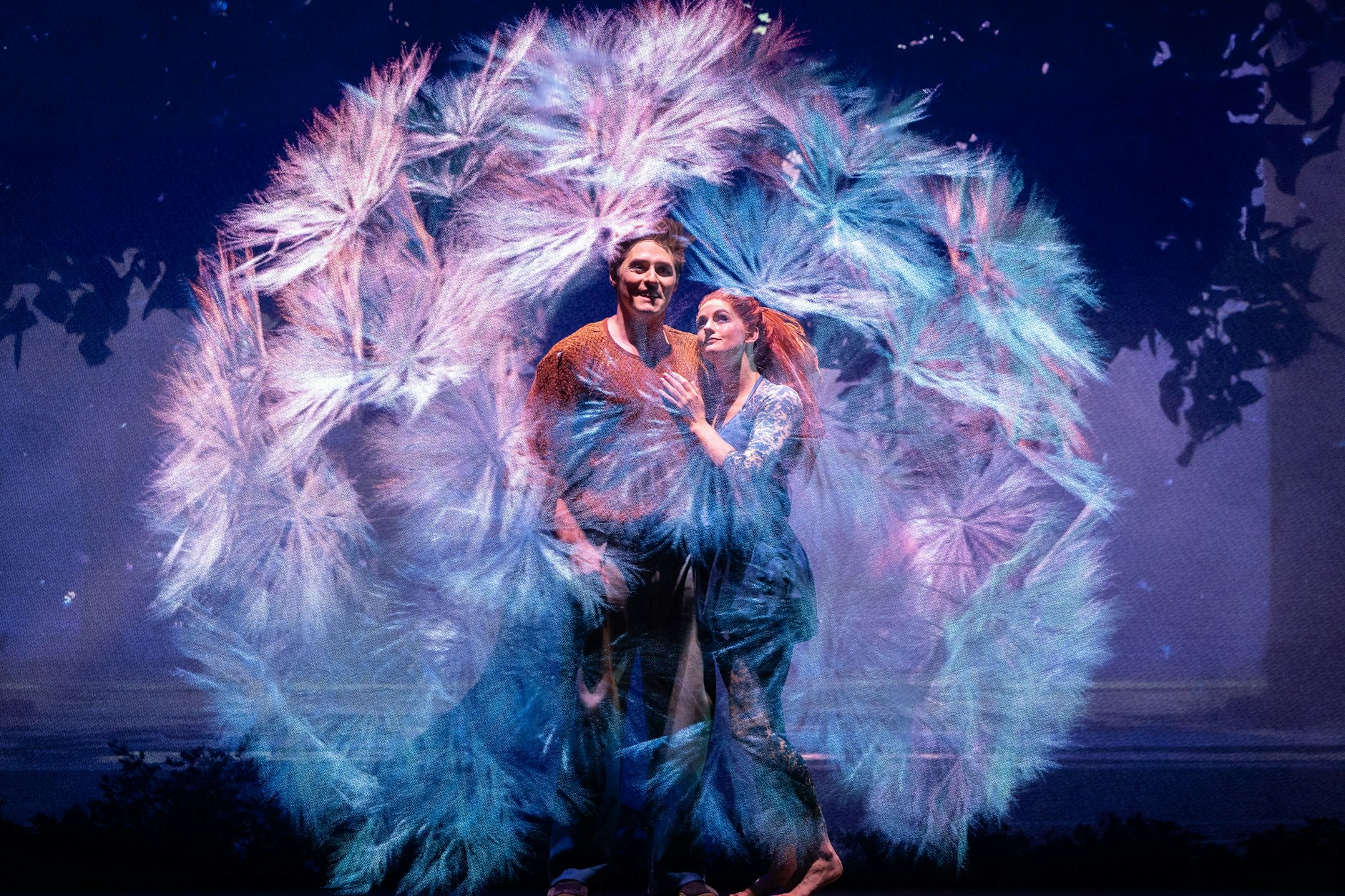 „Alizé“ vom Cirque du Soleil hatte endlich Premiere am Potsdamer Platz: Romantischer Moment in einer Pusteblume,&nbsp;Symbol der Schwerelosigkeit