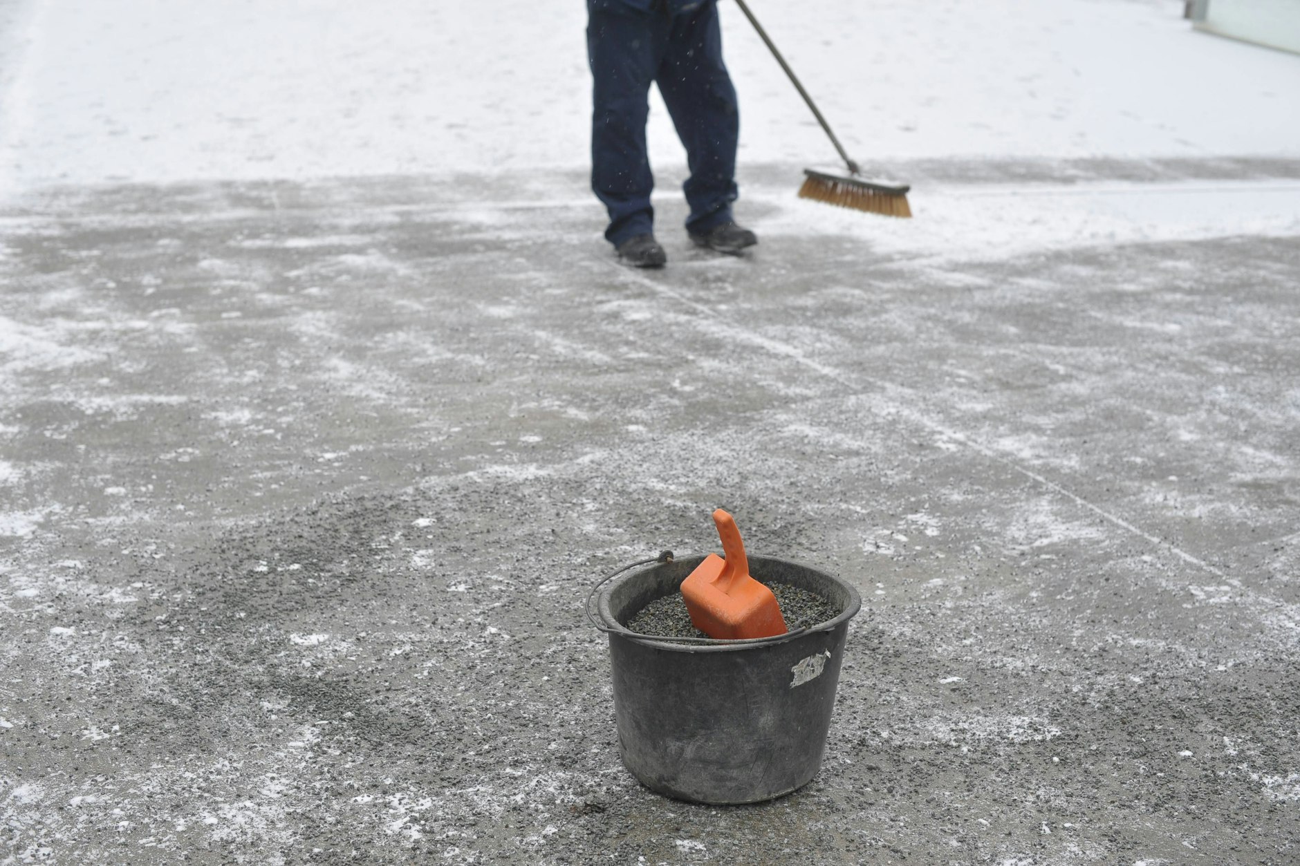 Sand, Splitt oder doch Salz? Die BSR klärt auf, womit Berliner ihre Gehwege streuen dürfen.