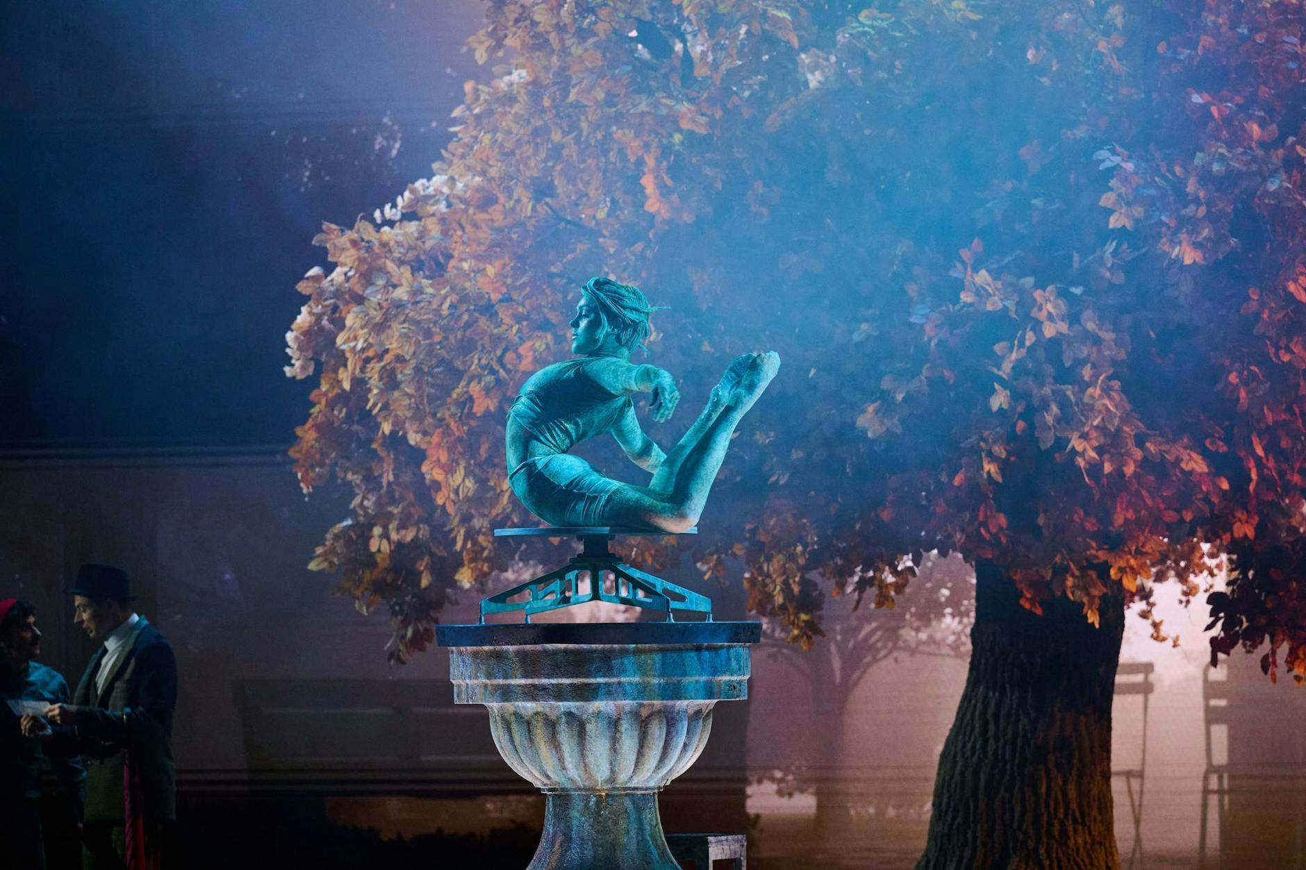 Schlangenfrau auf dem Sockel