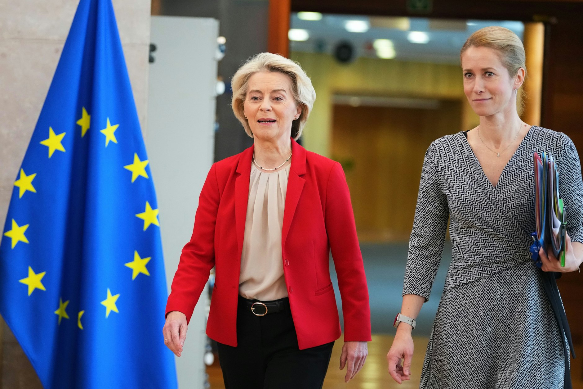 EU-Kommissionspräsidentin Ursula von der Leyen (l) und die EU-Außenbeauftragte Kaja Kallas kommen zu einer Sitzung im EU-Hauptquartier.