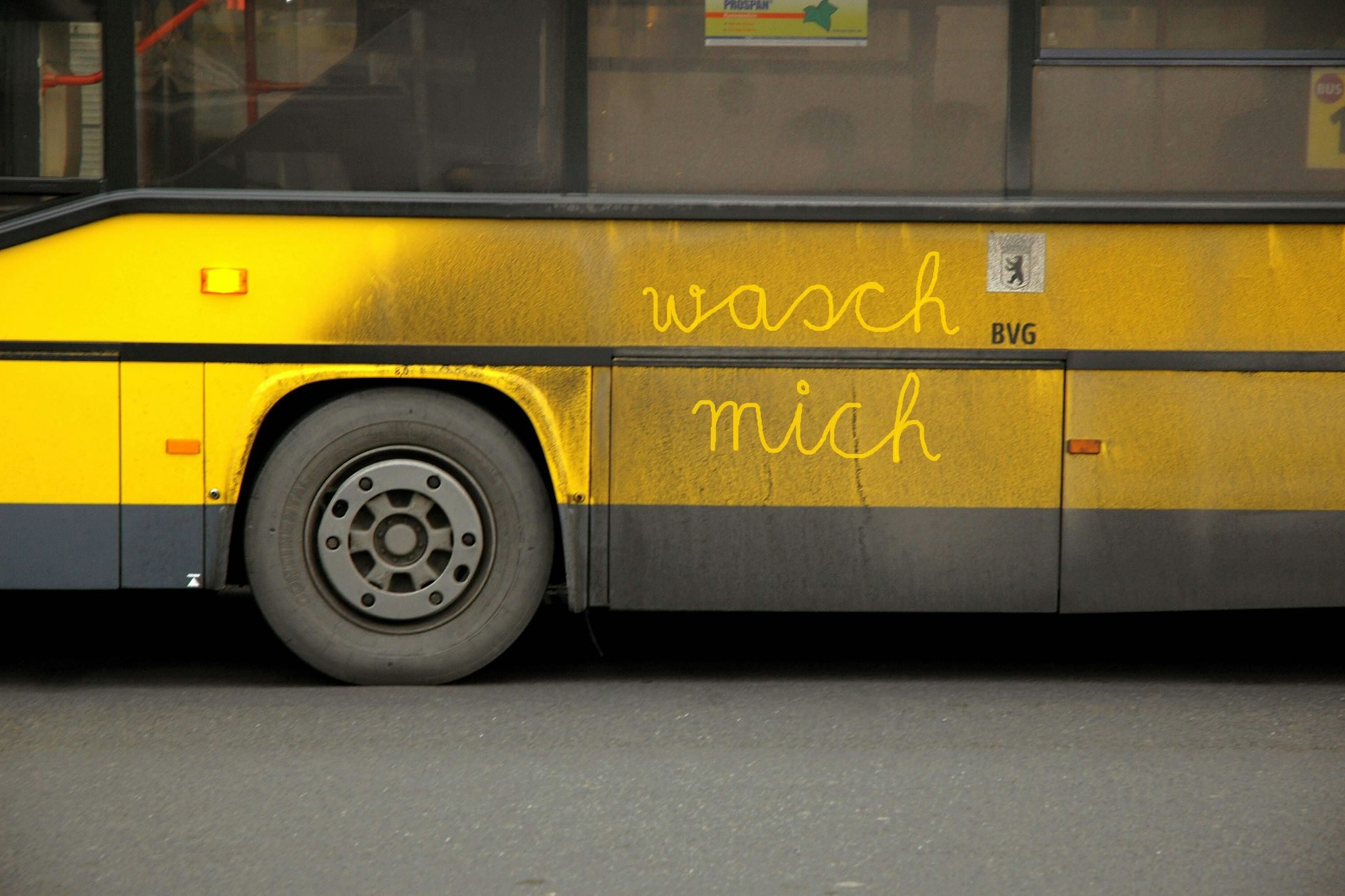 Viele Fahrgäste ärgern sich in Berlin über dreckige, überfüllte Busse und Bahnen - und müssen dafür vielmehr als anderswo zahlen.