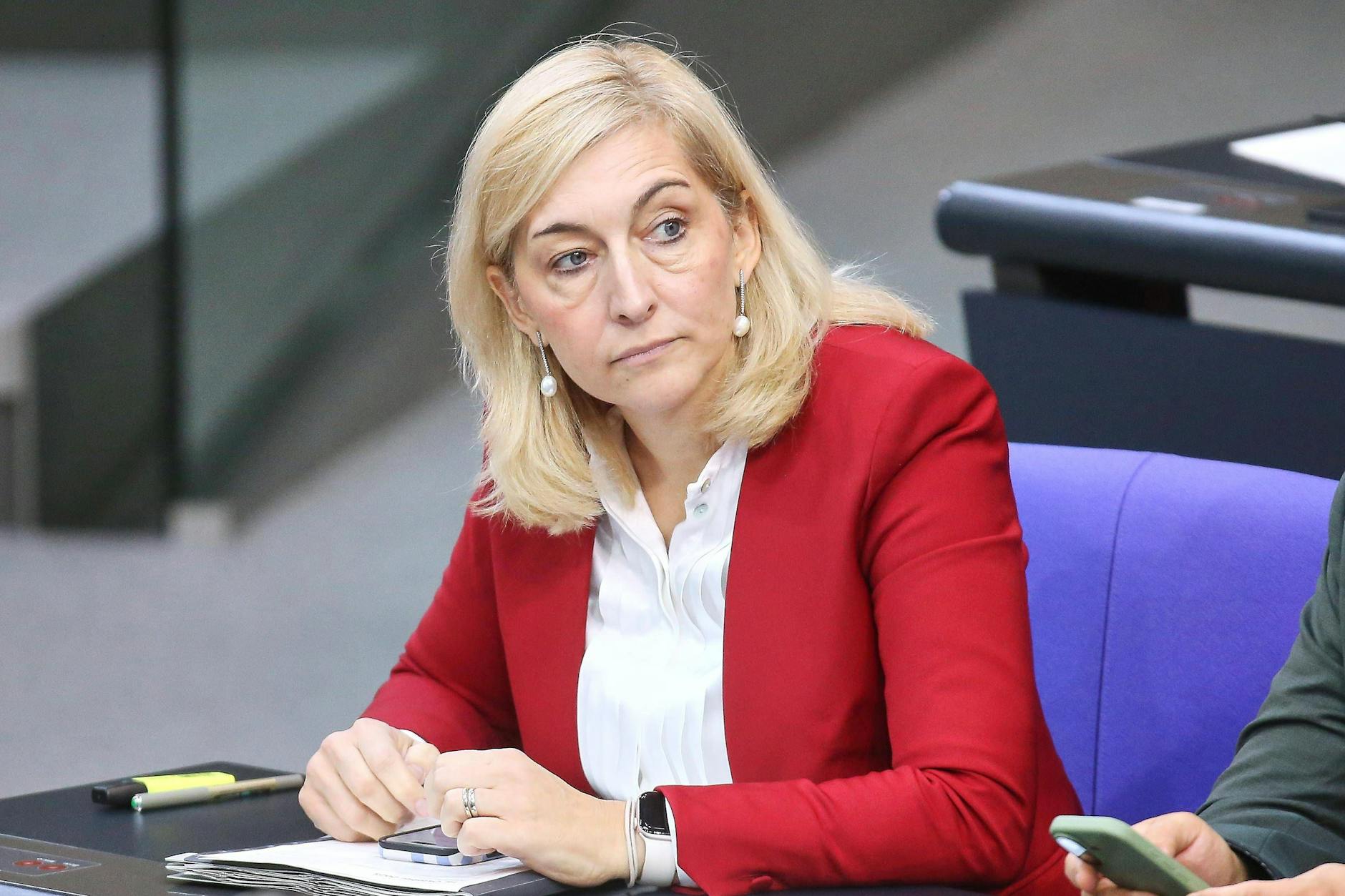 Gesundheitsministerin Nina Warken möchte wieder die Praxisgebühr für Arztbesuche einführen.