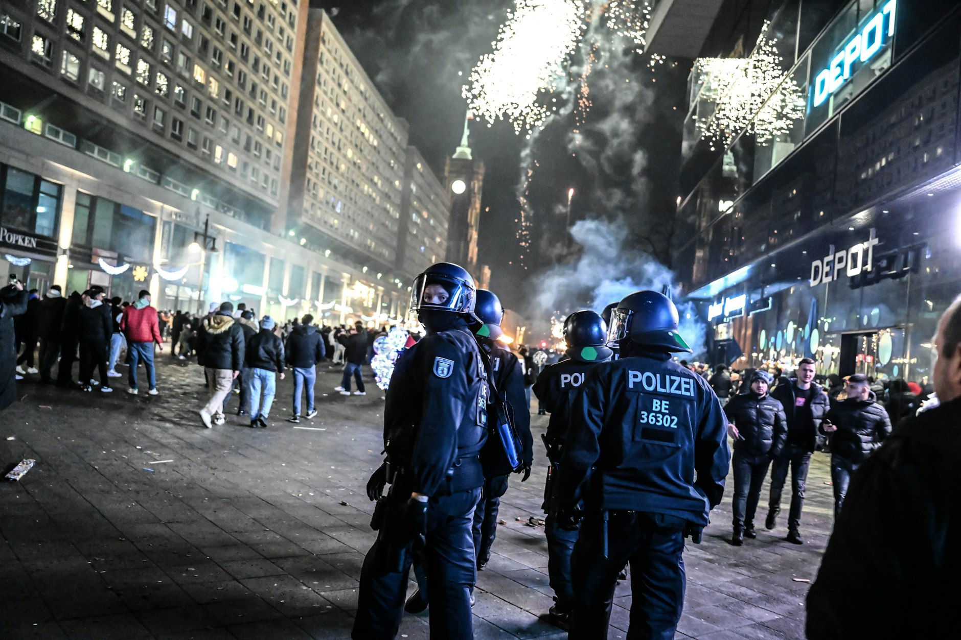 Silvester in Berlin ist jedes Mal aufs neue eine große Herausforderung für die Kräfte der Berliner Polizei. Hier zu sehen der Alexanderplatz im Jahr 2024.