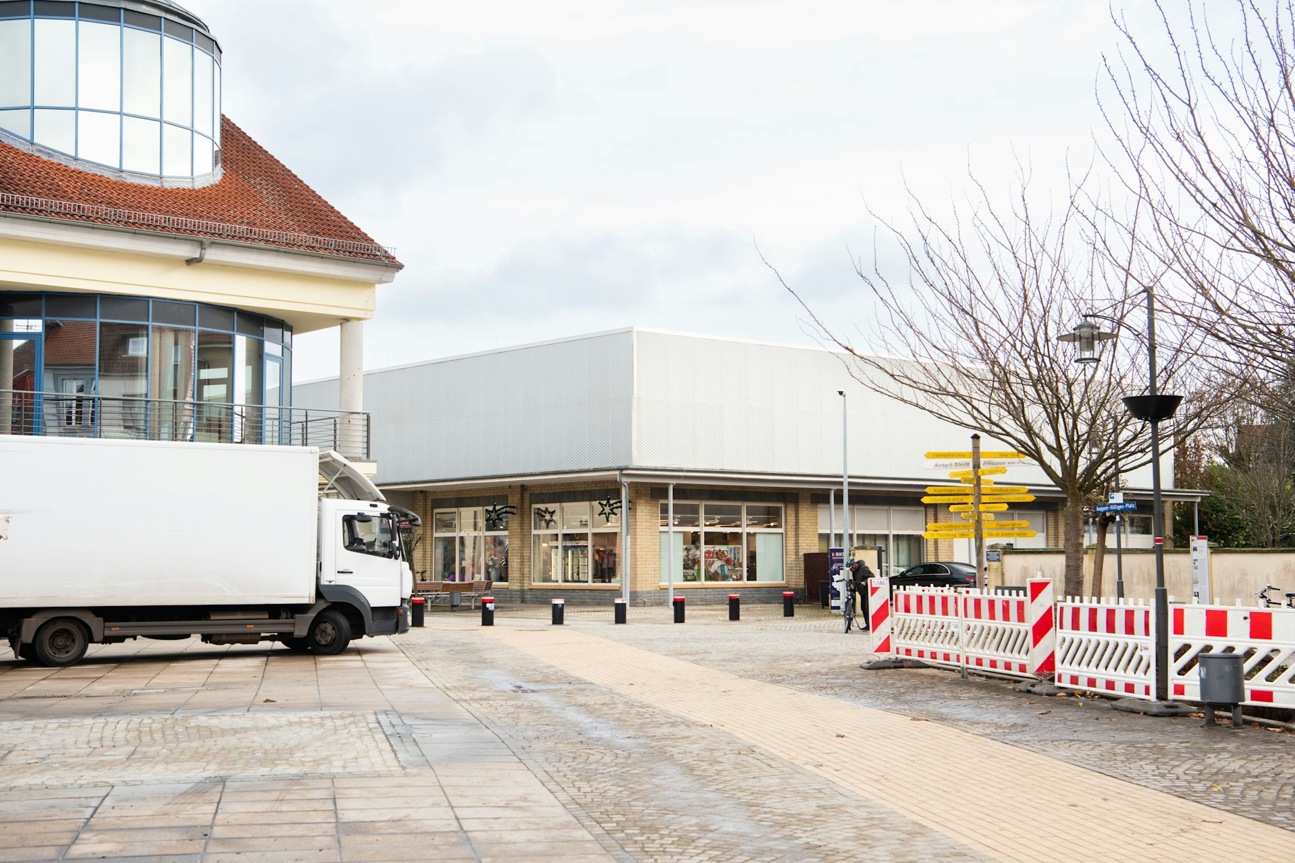 Im Promenadenkaufhaus treffen wir einen ehemaligen Lehrling von Ilse K. und ein ehemaliges Mitglied des Schwimmvereins, das sich an Marco K. als kleinen Jungen erinnert.