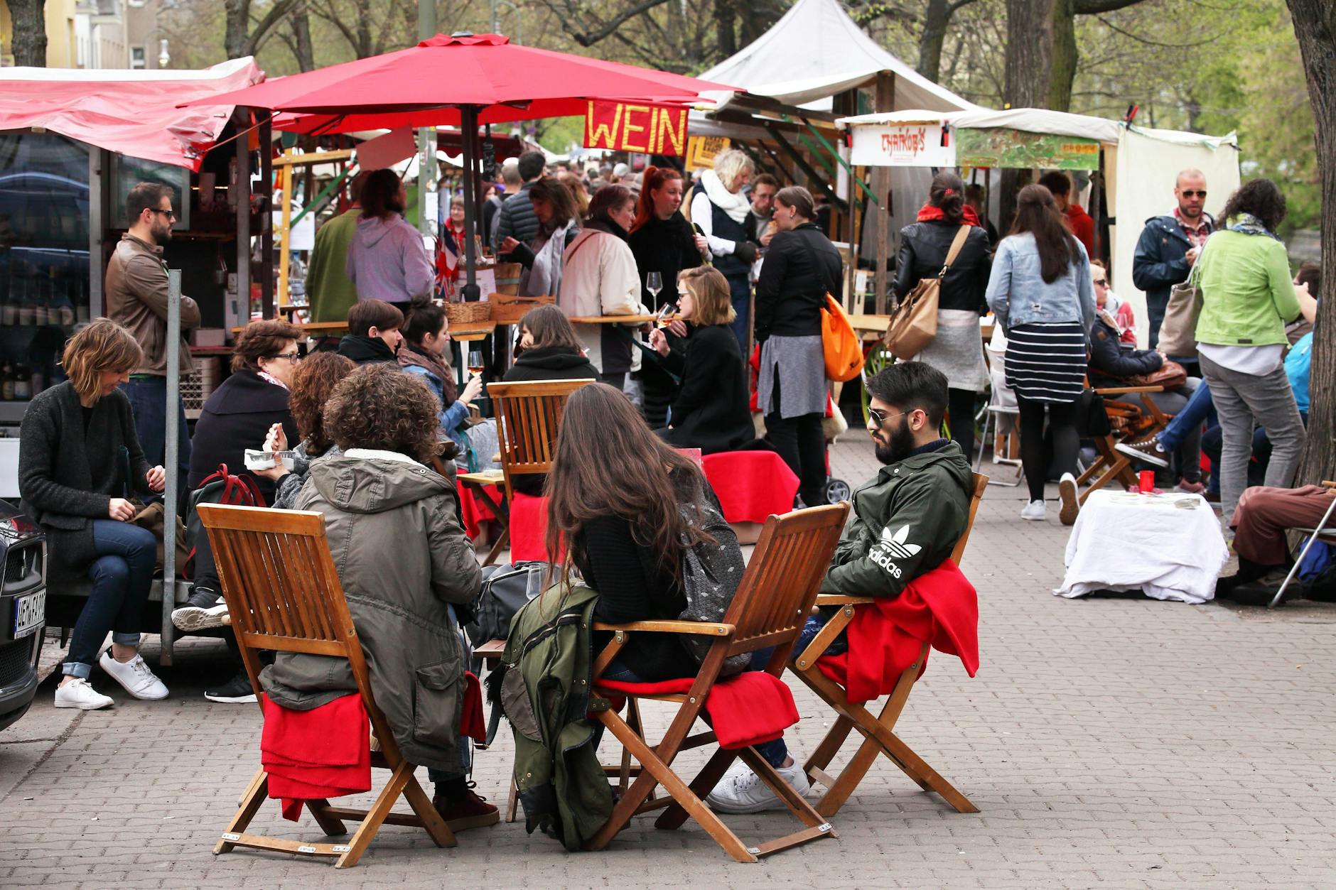 Der Stoffmarkt ist eine ideale Möglichkeit für eine Pause, mit Sitzgelegenheiten und leckerem Essen.