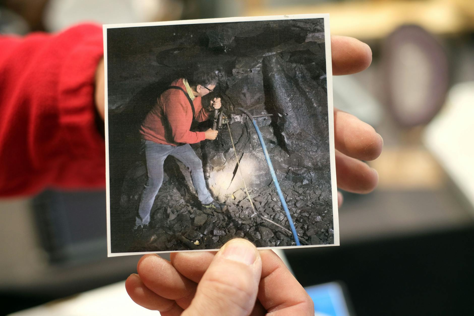 Werner Büge aus Strausberg zeigt ein Foto, wie er selber in Brasilien Steine birgt.
