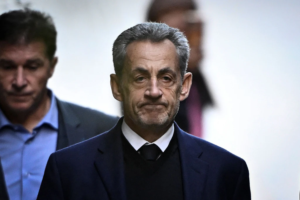 Frankreichs ehemaliger Präsident geht unter die Schriftsteller: Im Dezember erscheint sein Buch über seine Zeit hinter Gittern.