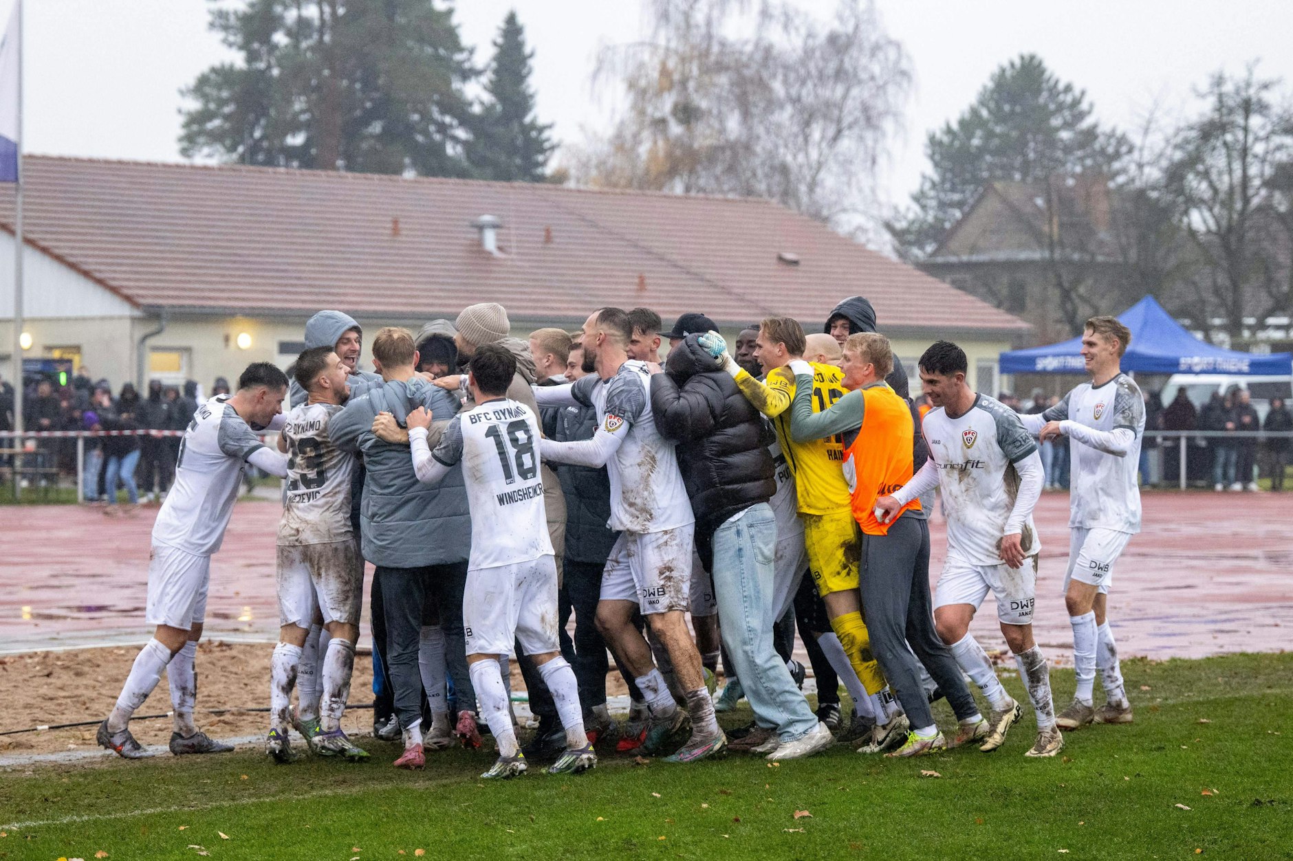 Der BFC jubelt nach dem Pokal-Sieg in Mahlsdorf und hofft, dass der Krimi den Dynamos Rückenwind für die Regionalliga gibt. 