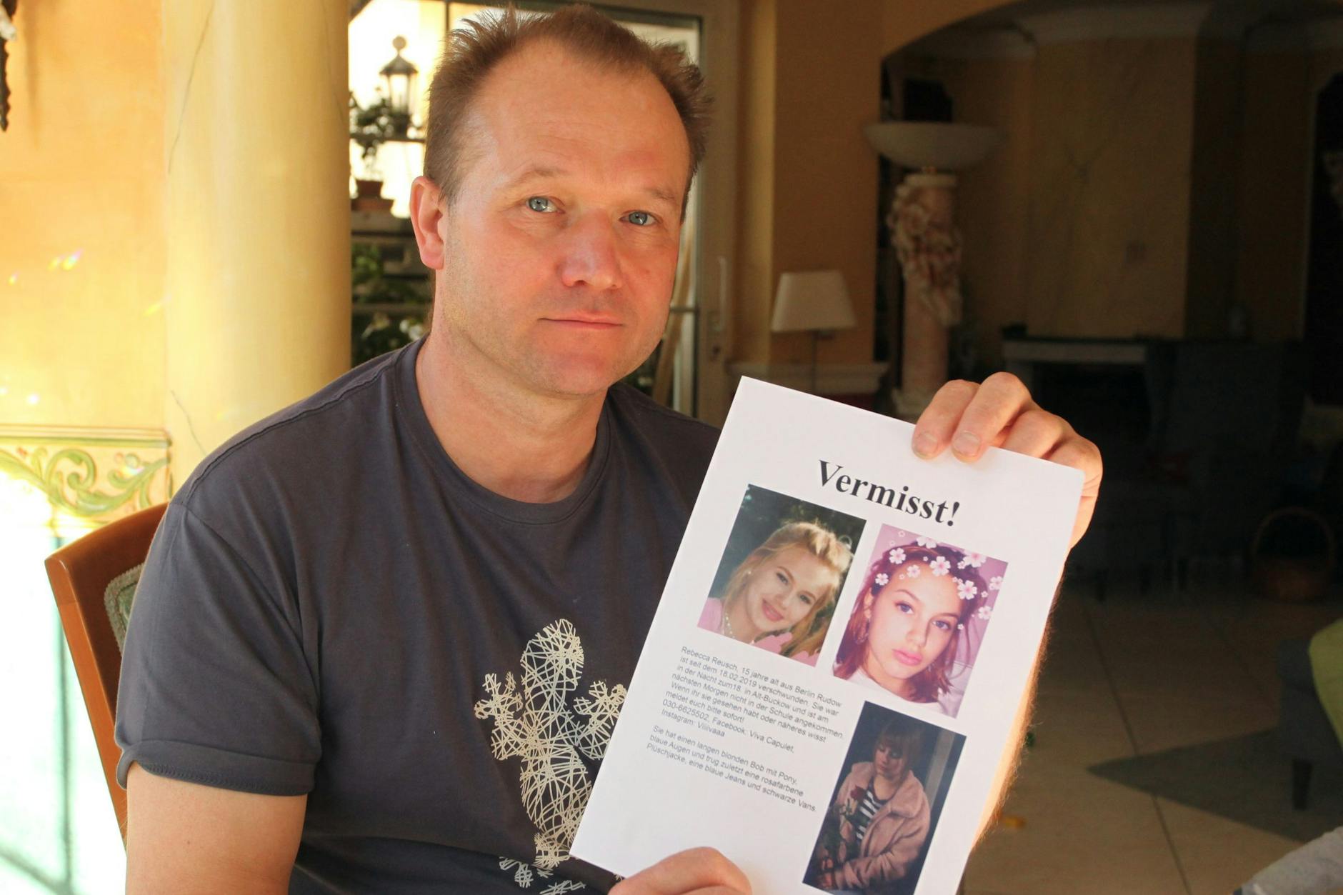 Vater Bernd Reusch mit einem der Suchplakate, die die Familie 2019 in ihrer Umgebung an Laternen klebte.