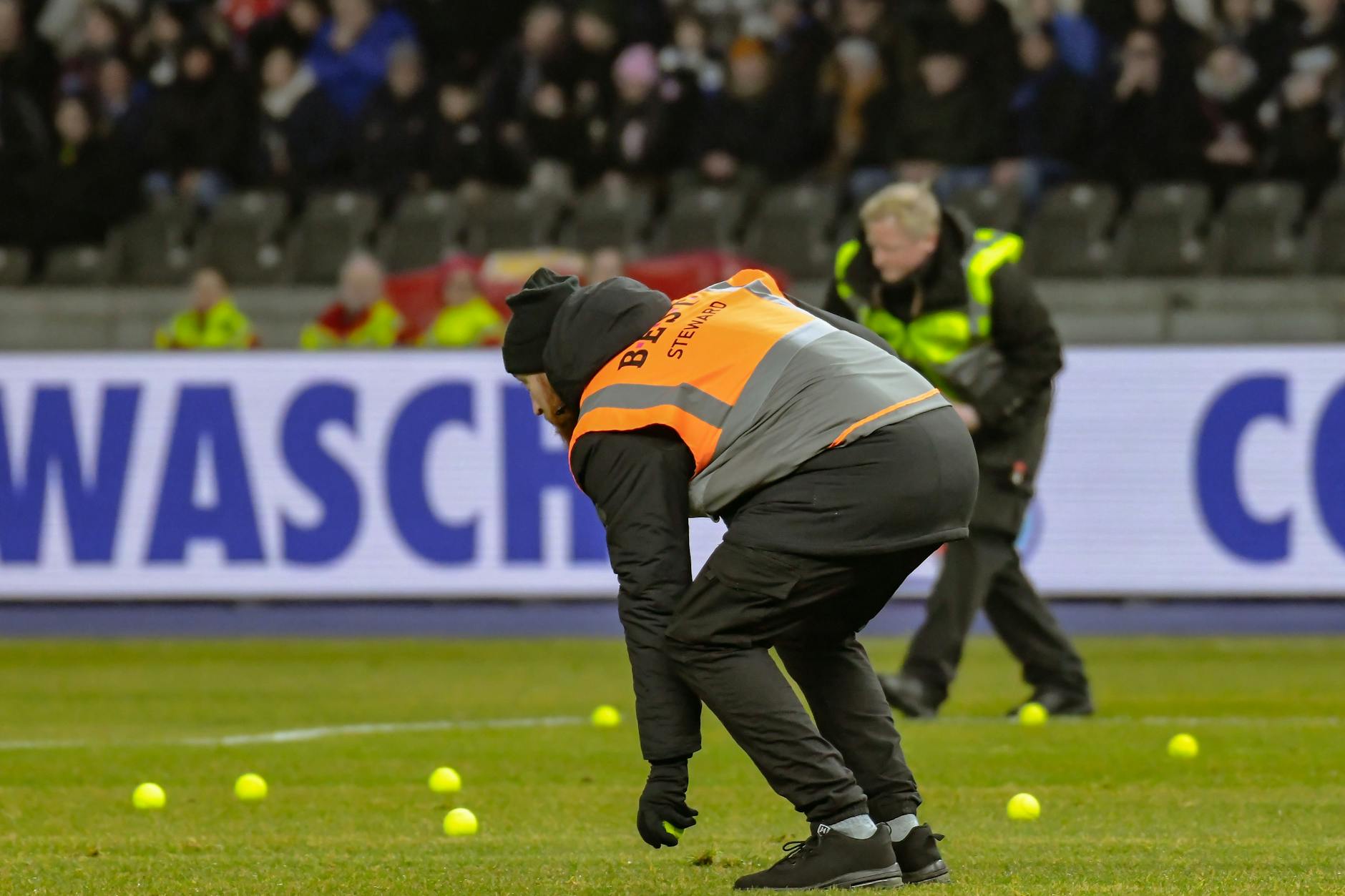 Hertha-Ordner als Tennisballsammler. So war es vor zwei Jahren, als die Fans gegen die Investoren-Pläne der DFL protestierten.