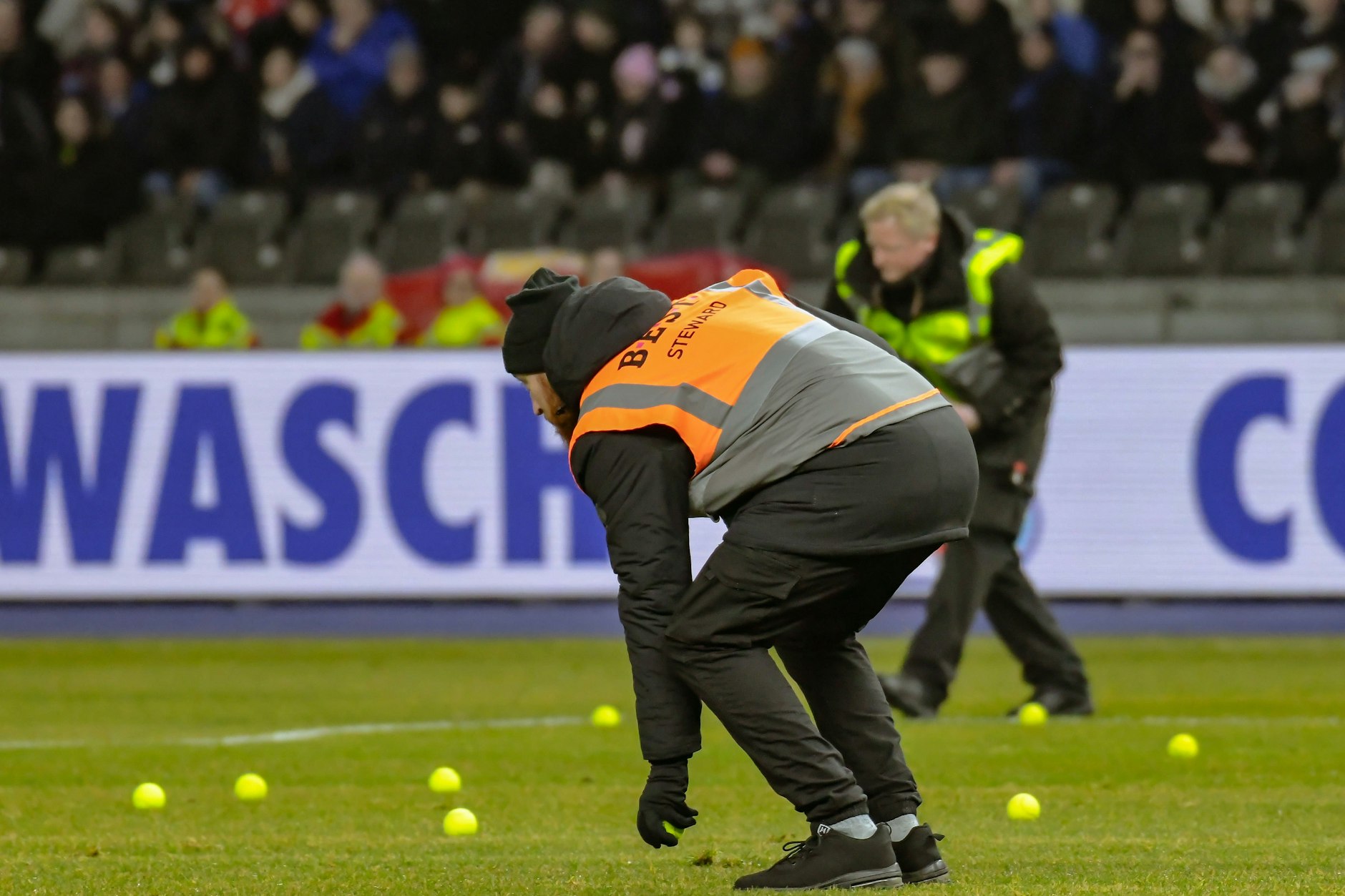 Hertha-Ordner als Tennisballsammler. So war es vor zwei Jahren, als die Fans gegen die Investoren-Pläne der DFL protestierten.