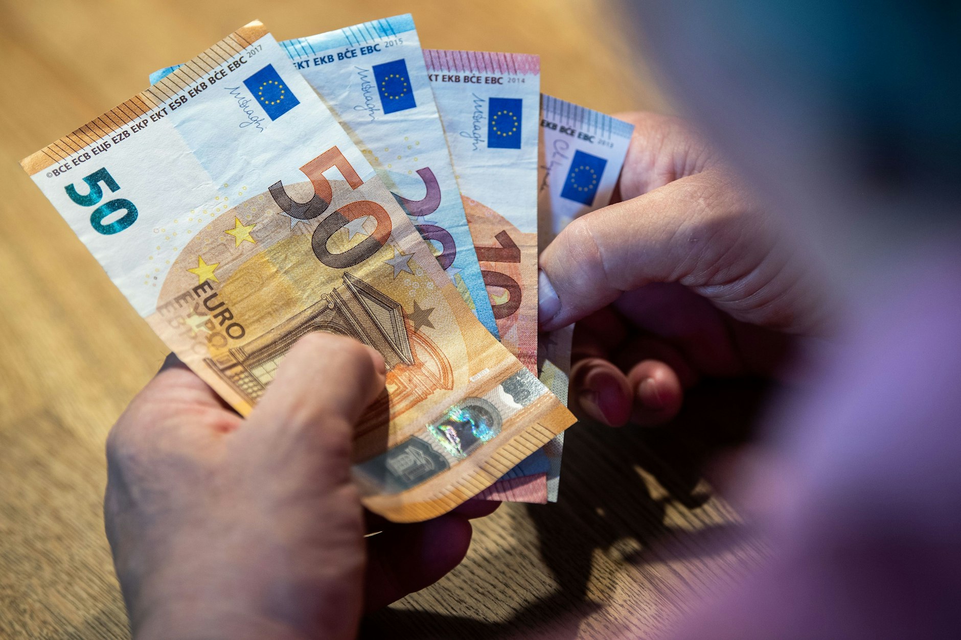 Merz-Regierung auf 240 Milliarden Euro Nachzahlung an Rentner verklagt