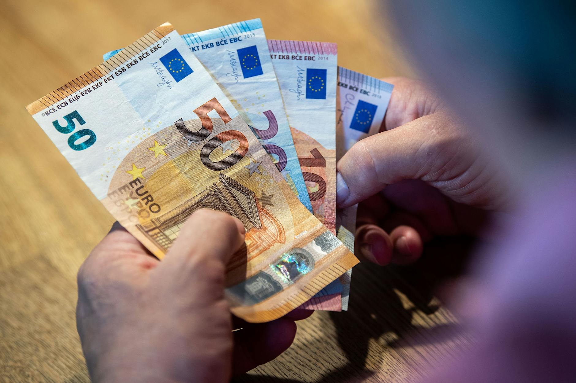 Renten-Hammer: Ossis bekommen Hunderte Euro weniger als Wessis!